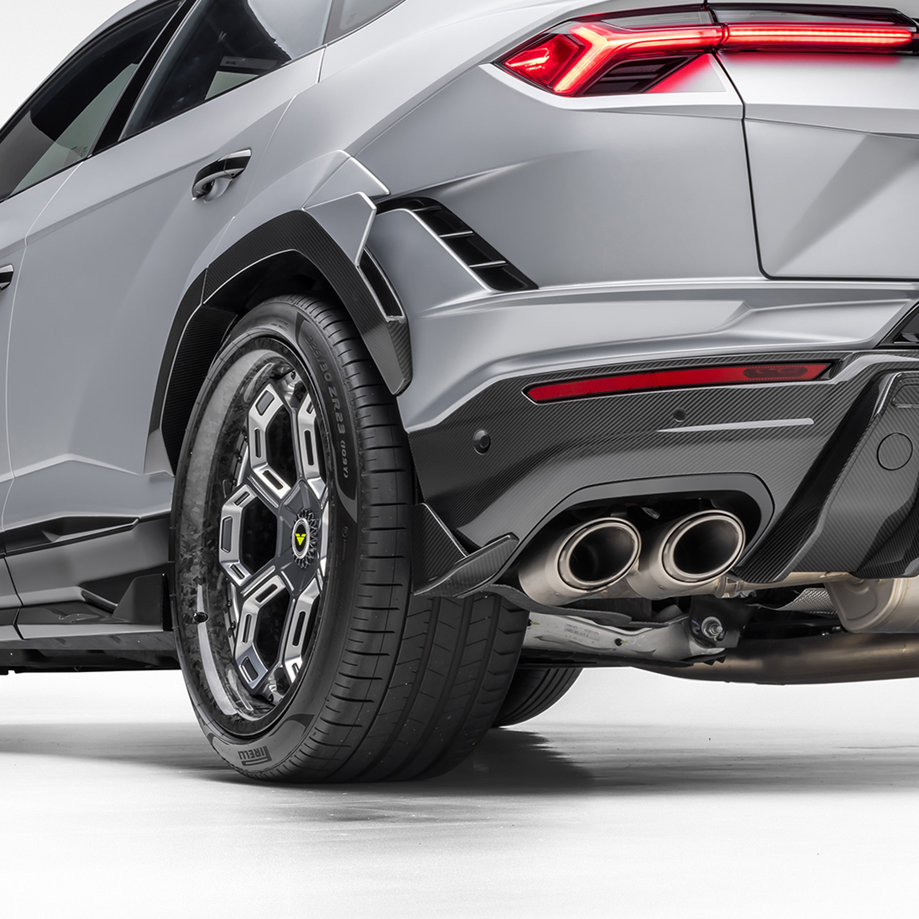 Urus Performante side fins and exhausts, high rear 3/4 view