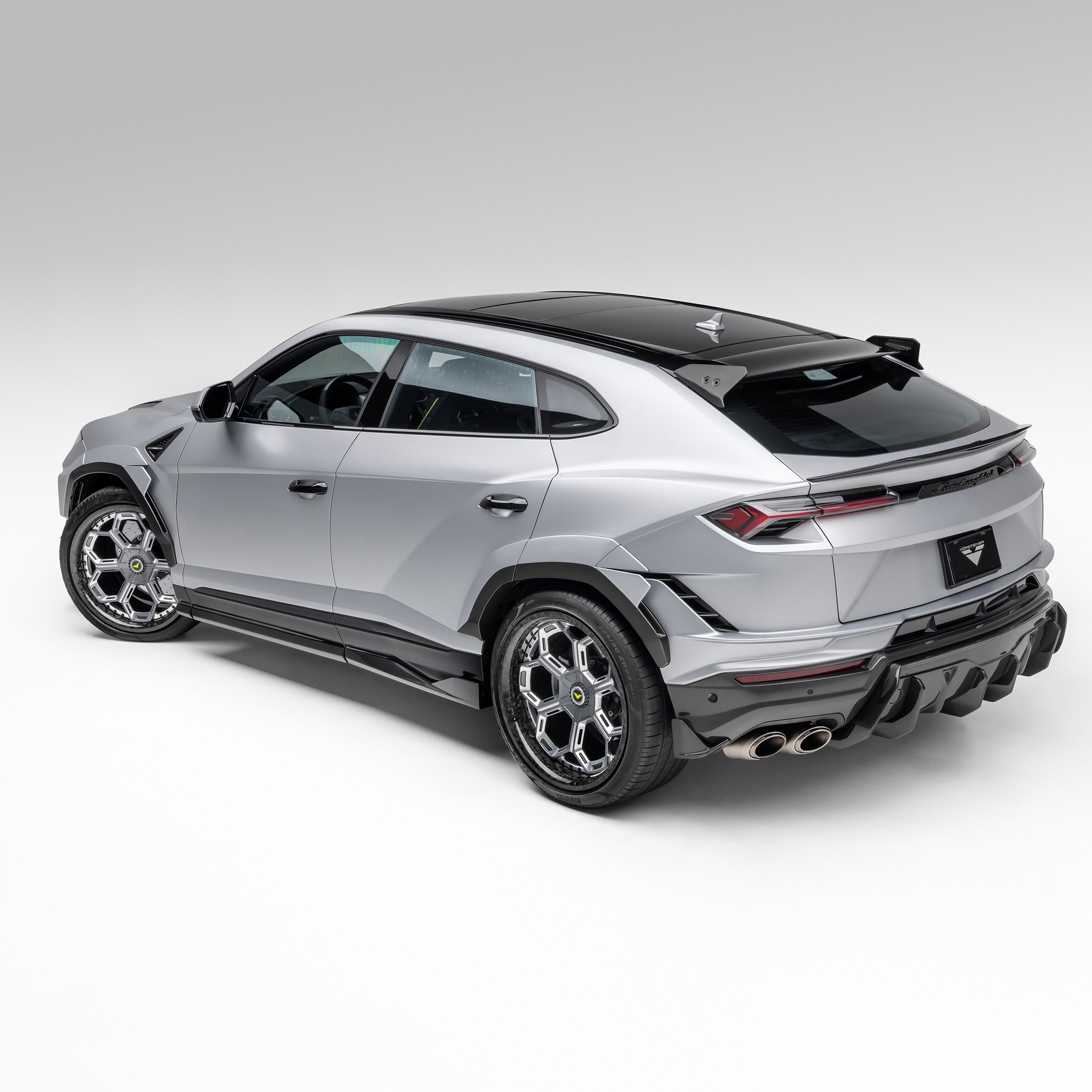 Urus Performante with Edizione side skirts, rear 3/4 view