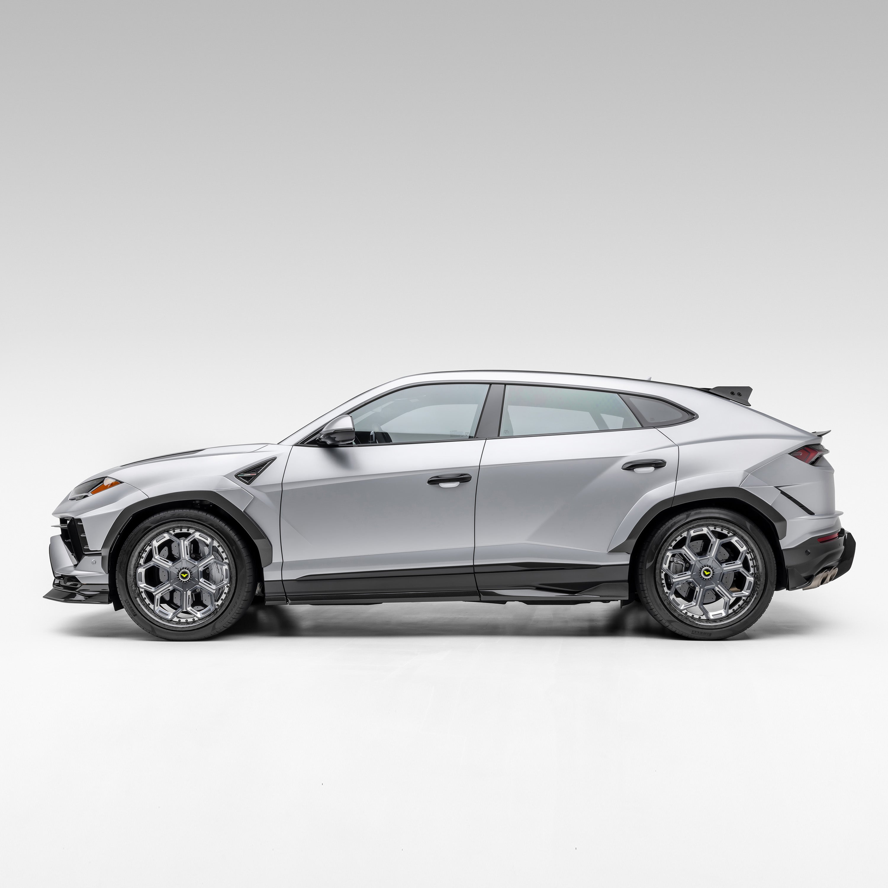 Grey Urus Performante fitted with side skirts, full side profile