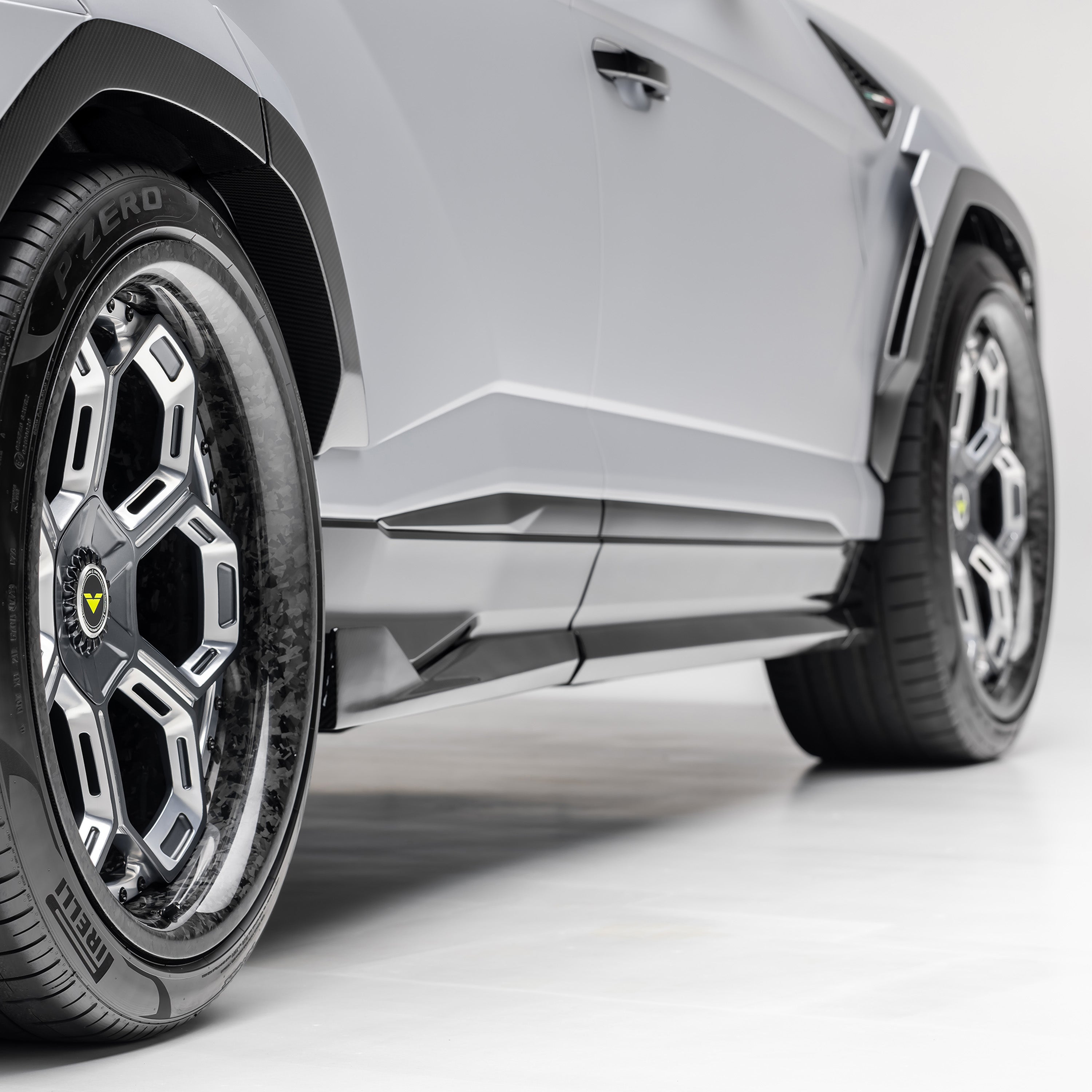Urus Performante side skirt between wheels, low side view