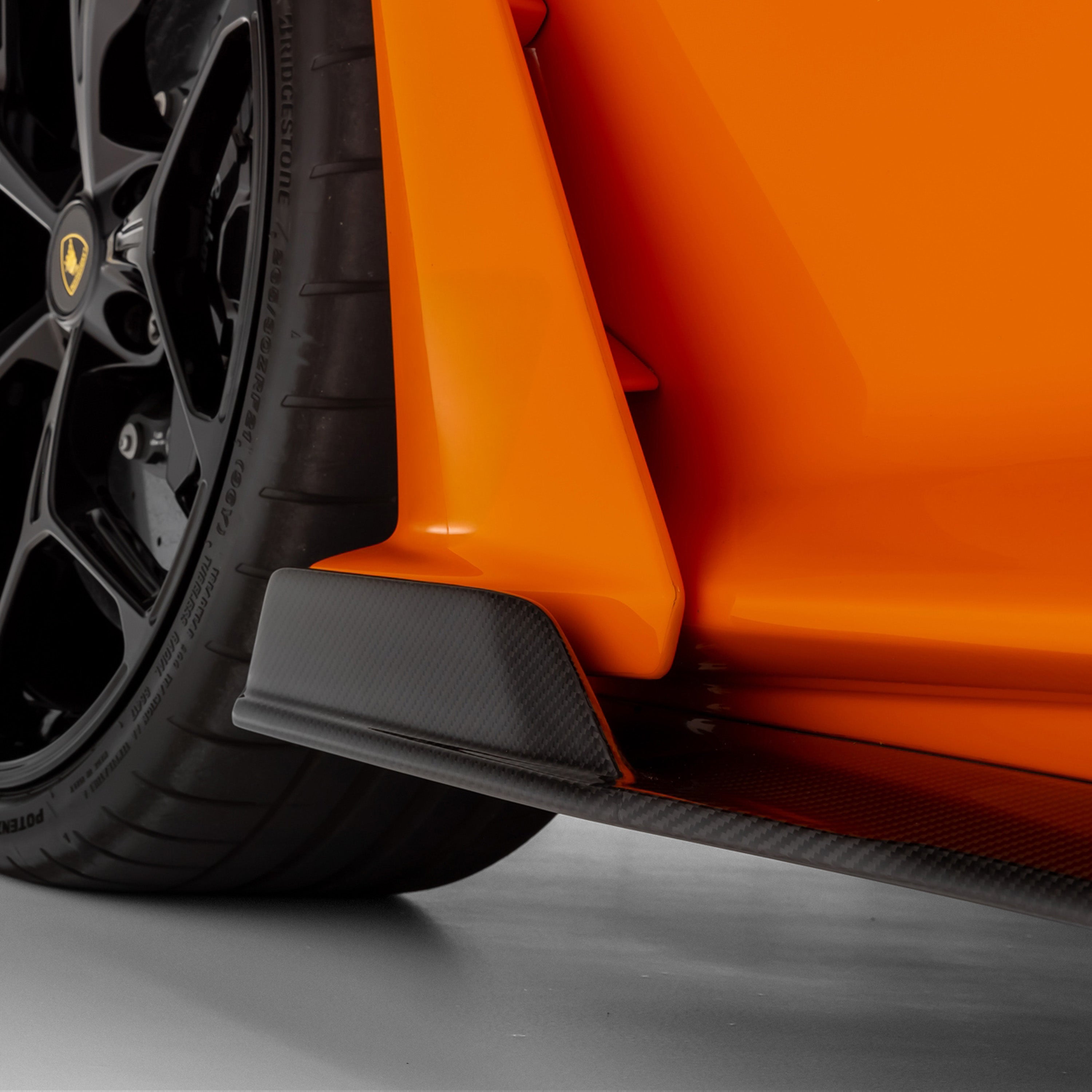 Revuelto skirt behind front wheel, low detail