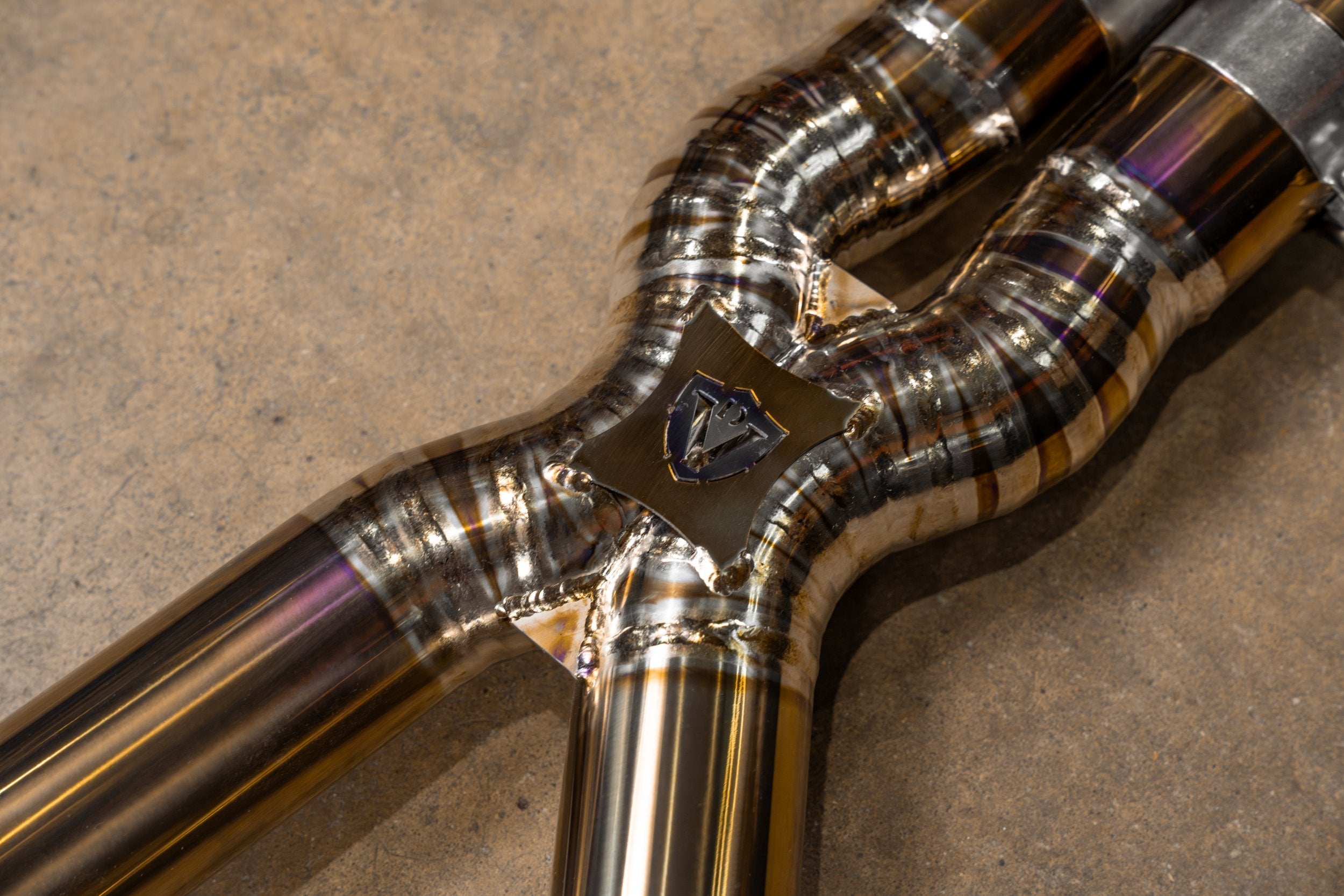 Valvetronic Designs Valved Exhaust AMG GT63 X290 manufacturer gallery: central crossover tubes and shield brace viewed diagonally
