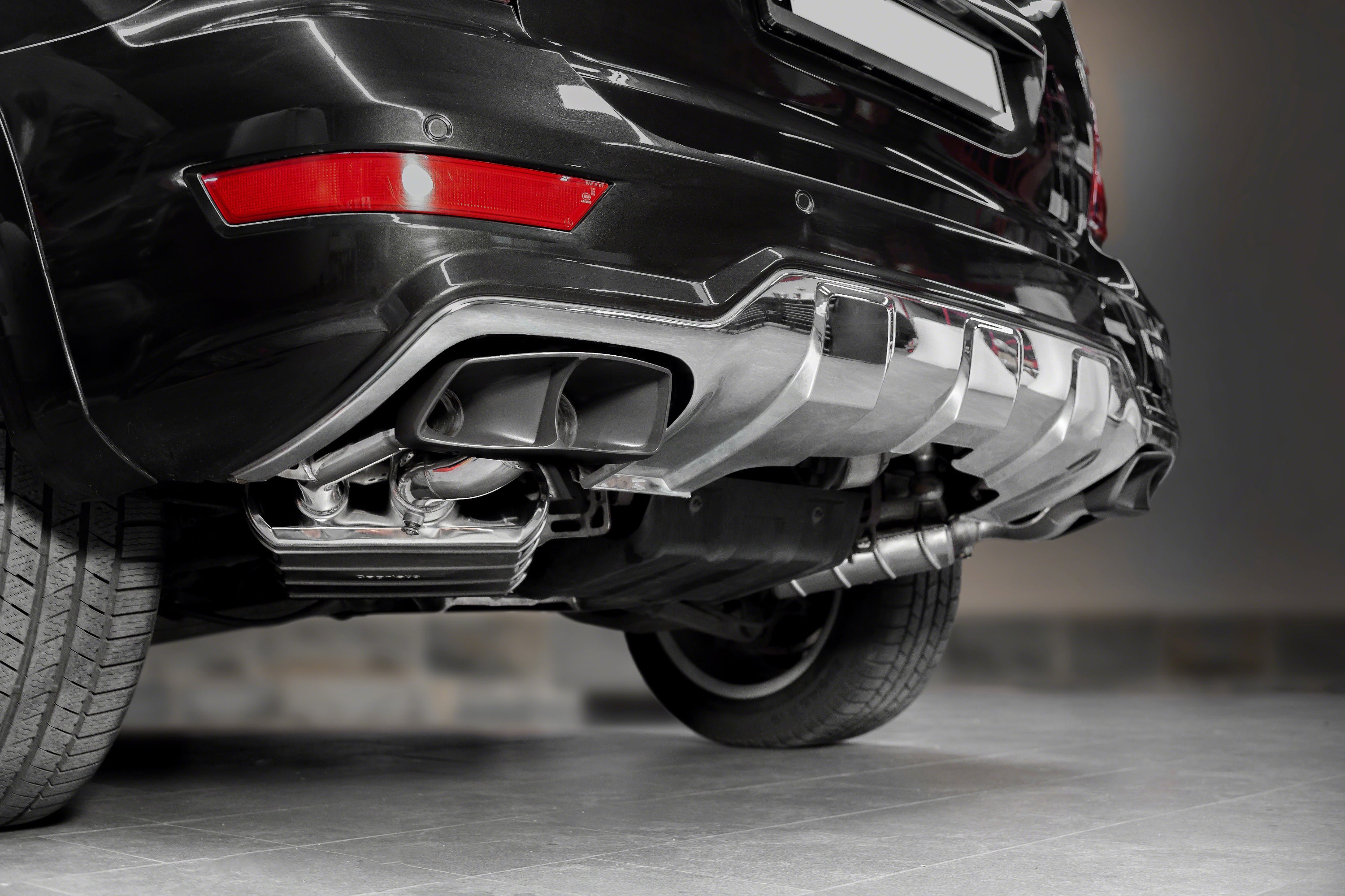 Close-up of Capristo ceramic tips under rear bumper of Mercedes-AMG ML63 W164