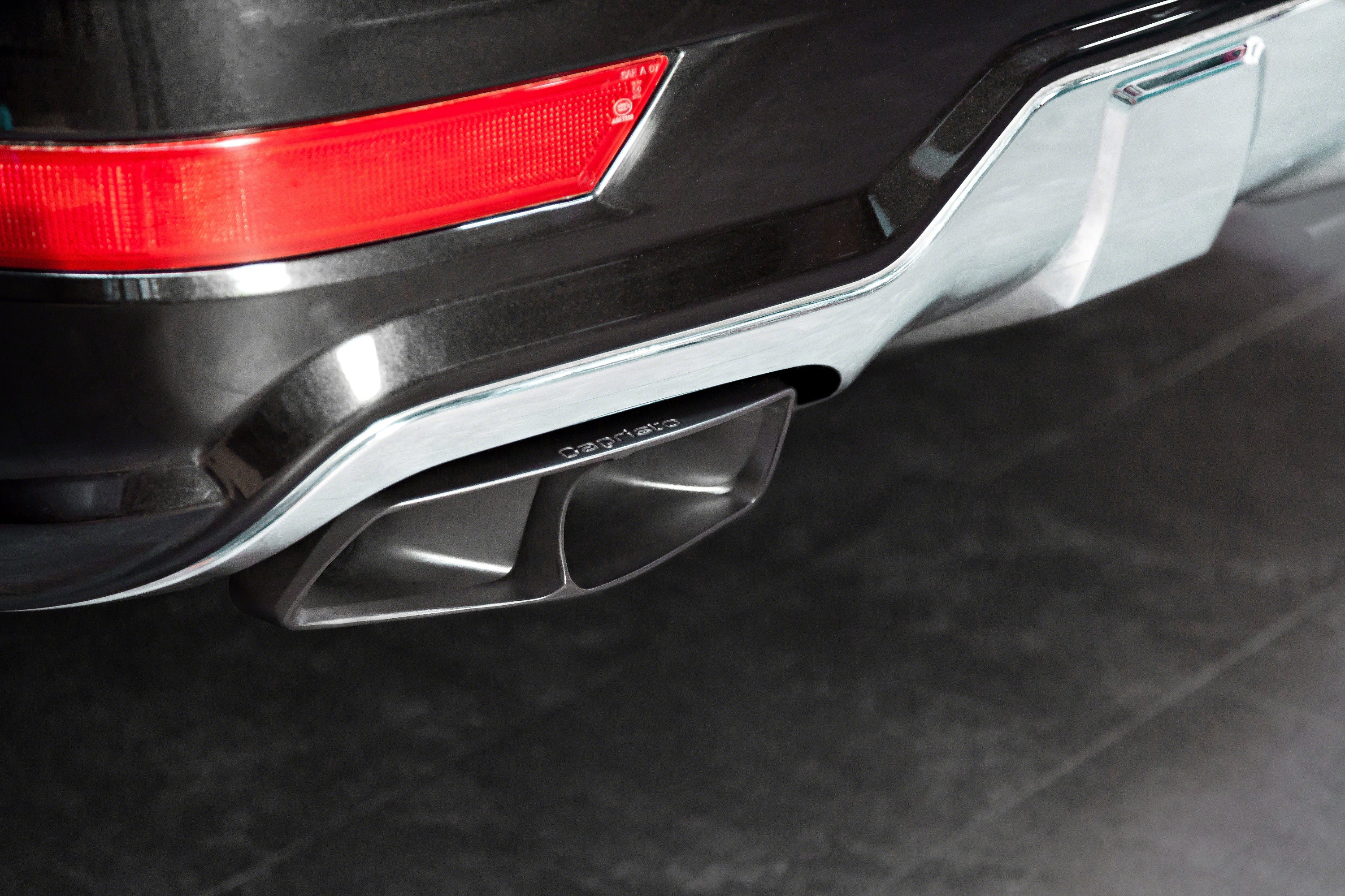 Capristo black ceramic rectangular tip in rear bumper of Mercedes-AMG ML63 W164