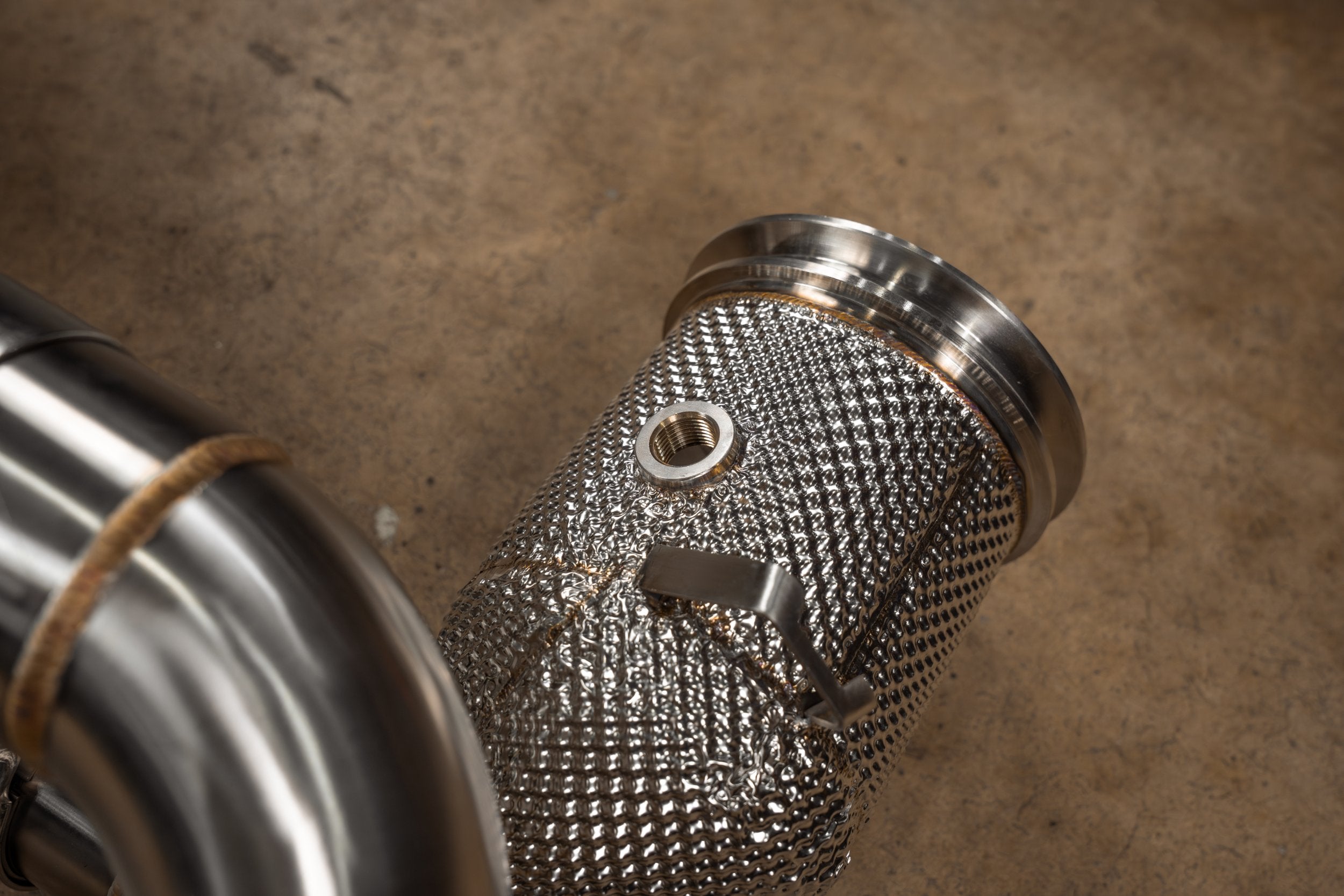 Valvetronic Designs F1 Exhaust Porsche 991.2 GT2 RS manufacturer gallery: heat-shielded front pipe section with a threaded sensor port
