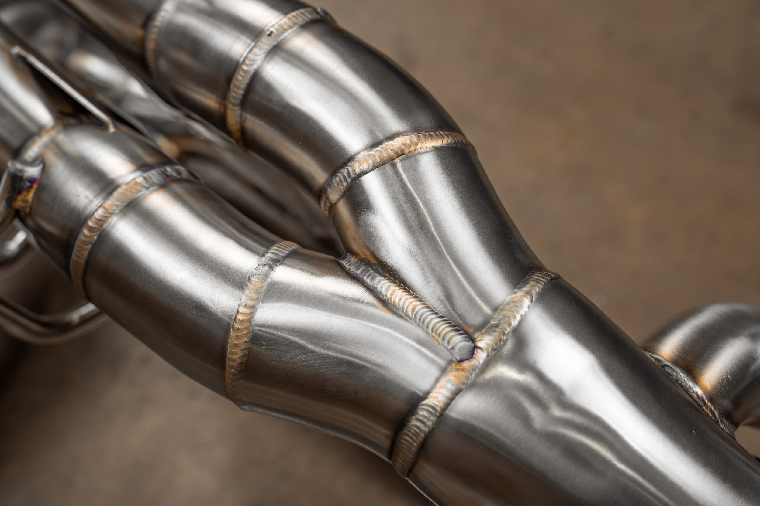Stainless F1 exhaust Porsche Carrera GT: pipe junction close-up