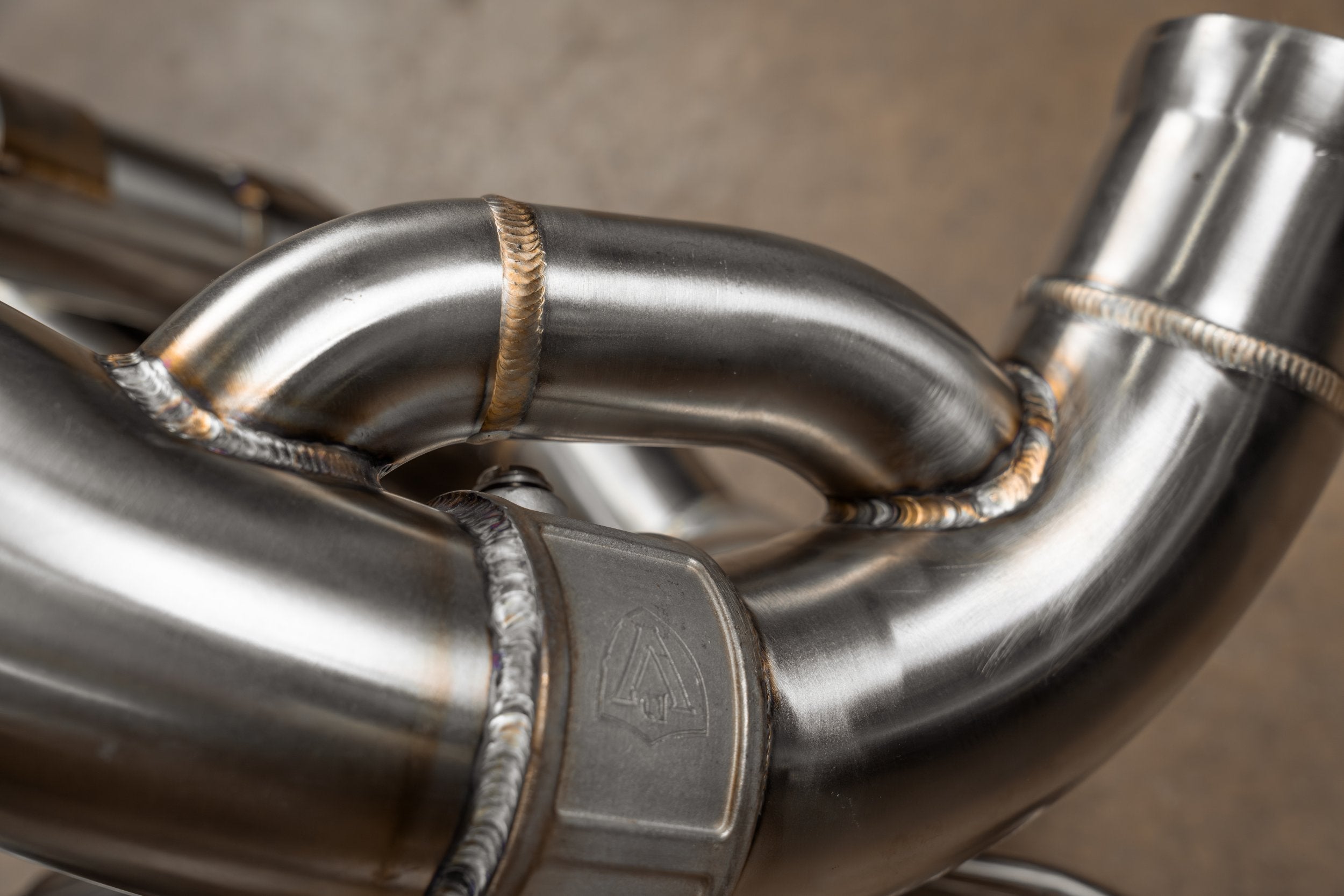 Stainless F1 exhaust Porsche Carrera GT: central logo bridge