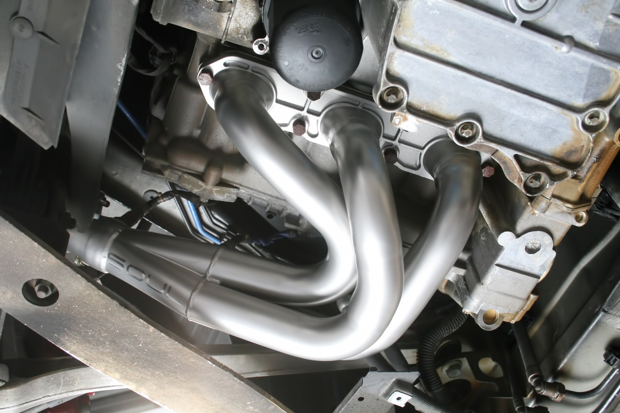 Soul 987.1 Boxster / Cayman competition headers: header installed, close view
