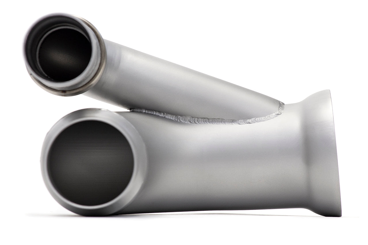 Soul 997 GT3 / GT3 RS side muffler bypass pipes: close-up of a bypass pipe outlet