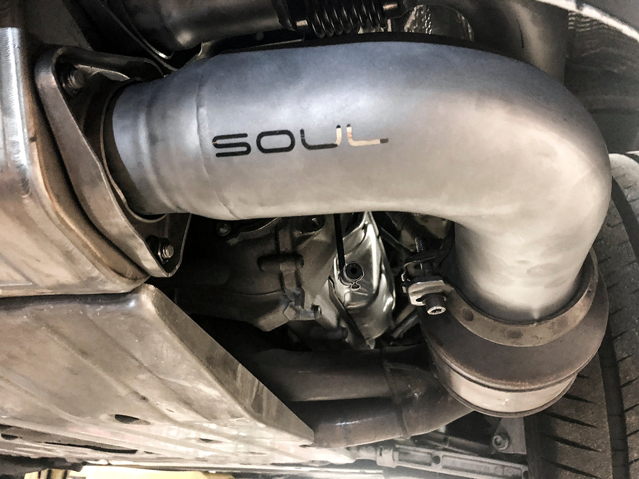 Soul 991 GT3 / GT3 RS side muffler bypass pipes: bypass pipe installed beside the engine