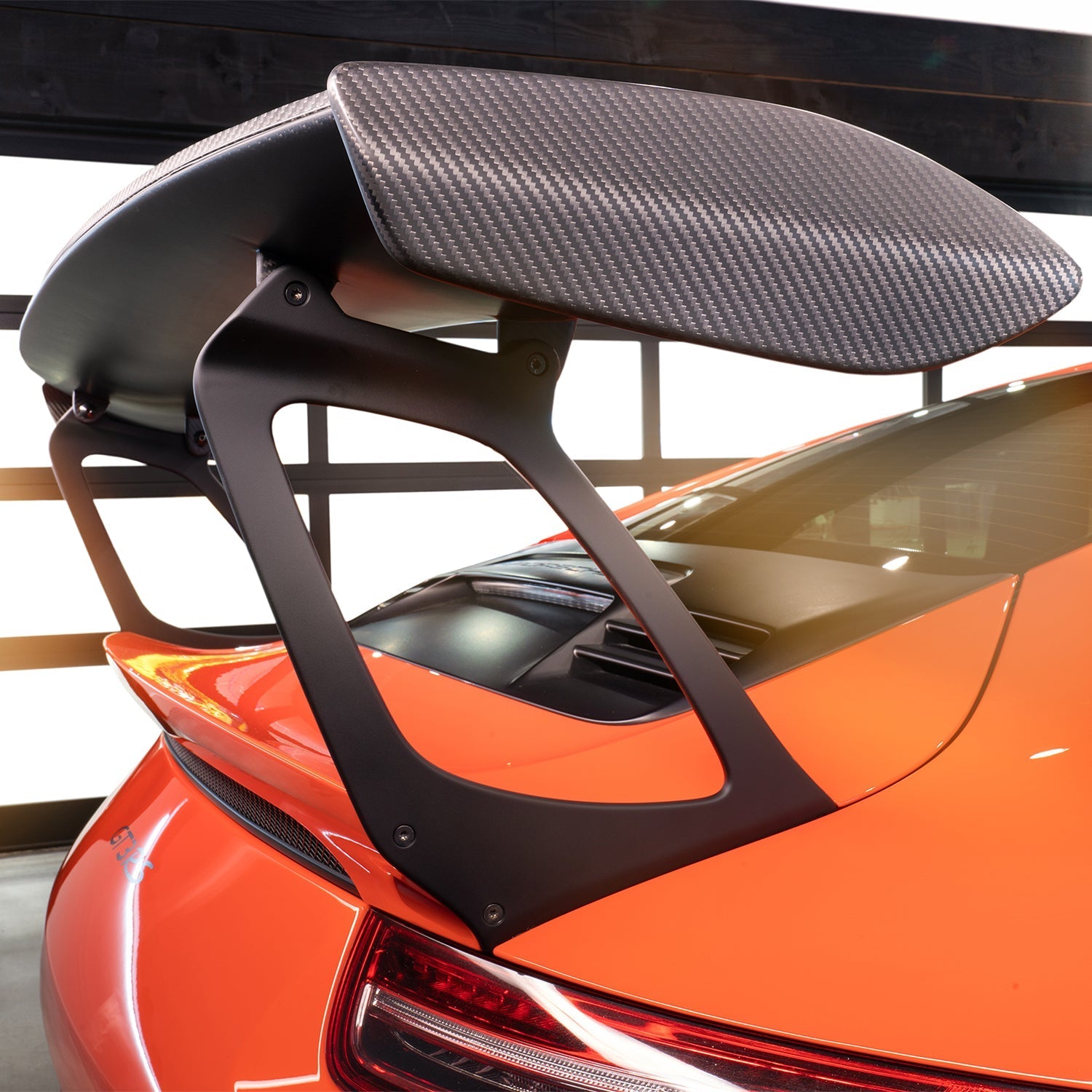 GT3 RS wing blade underside and riser, angled detail