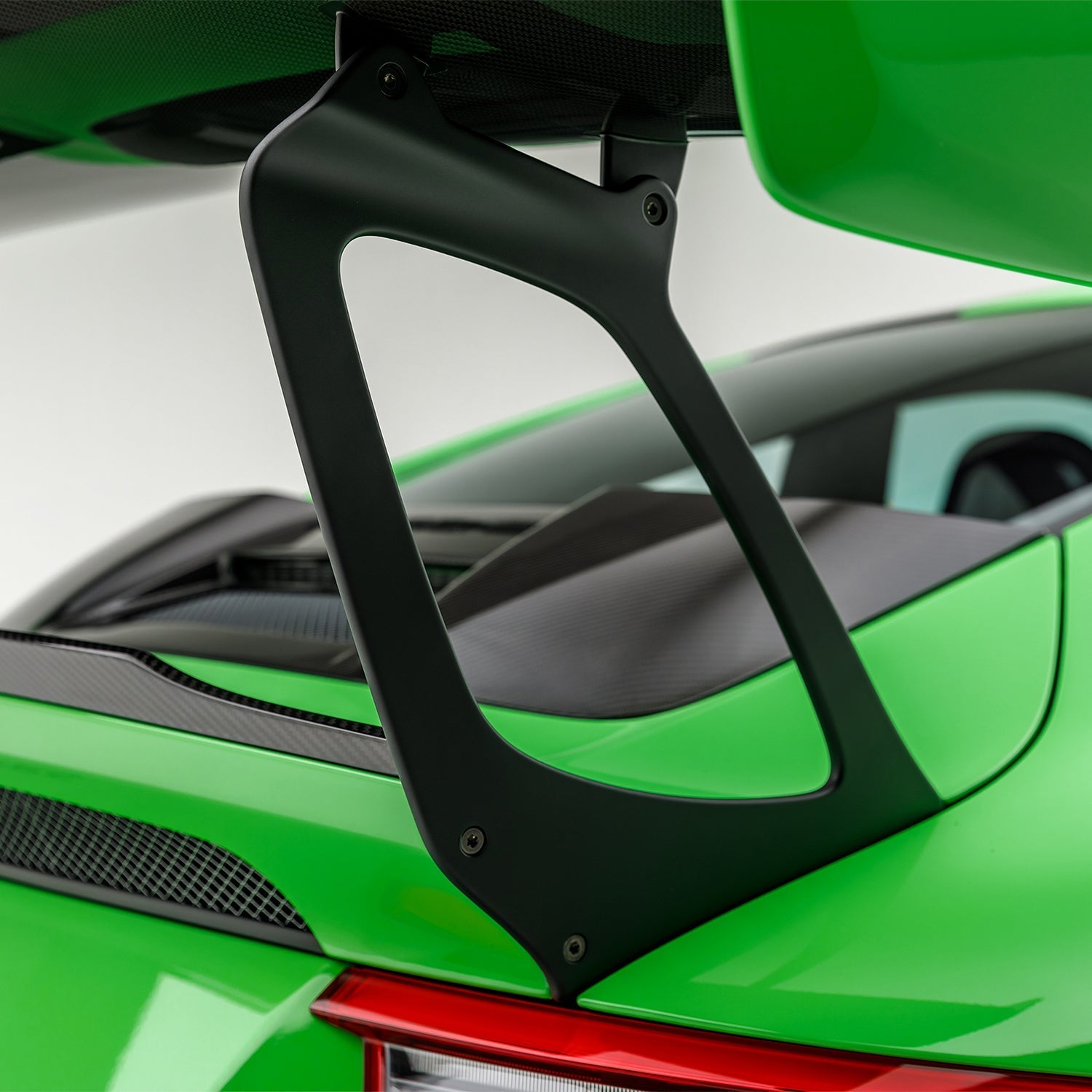 GT2 RS extended riser from behind, close-up