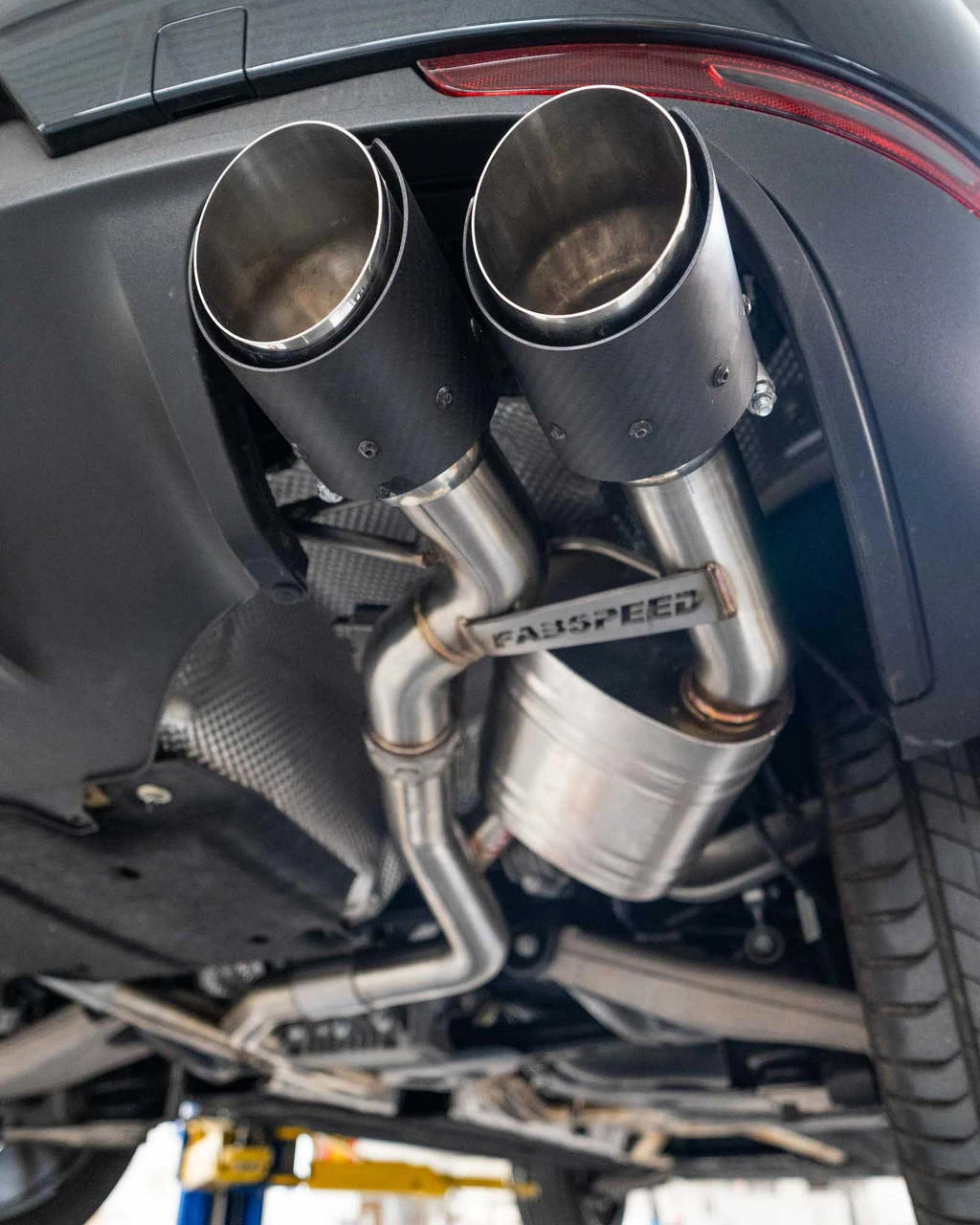 Macan V6 2015-2018 valved exhaust installed, rear tips view