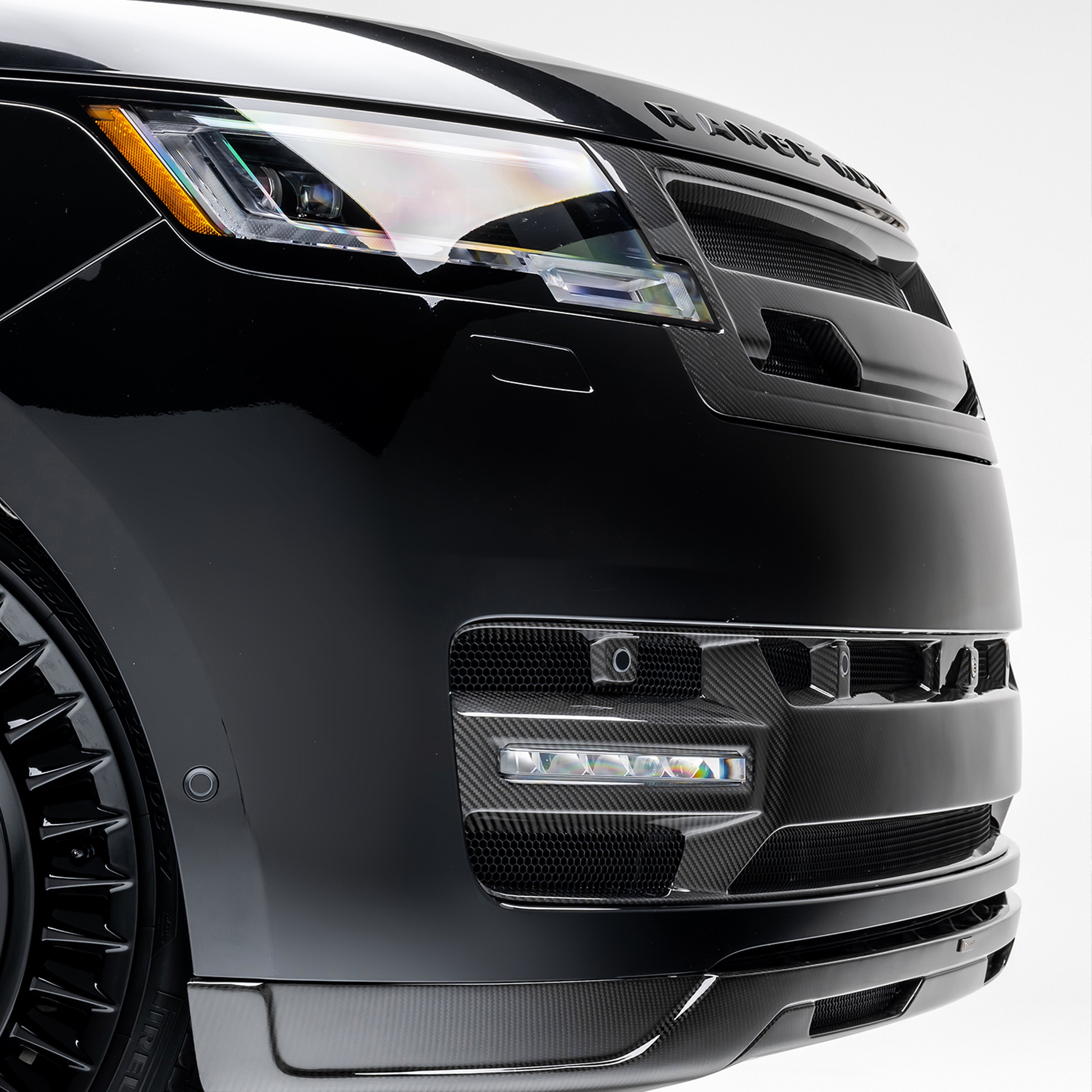 L460 middle grille and headlight, low side 3/4 close-up