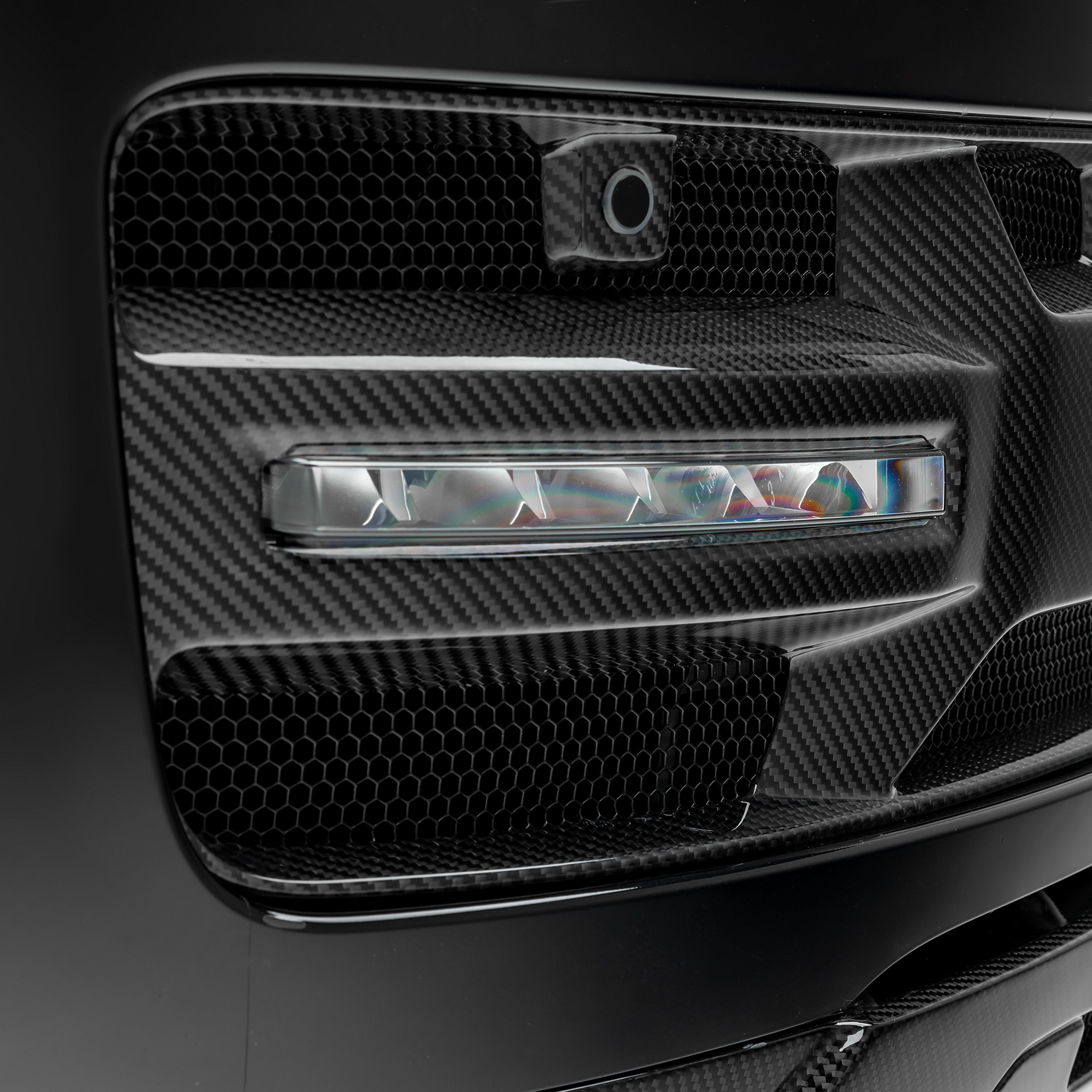 Carbon middle grille with sensor cutout on L460, close-up