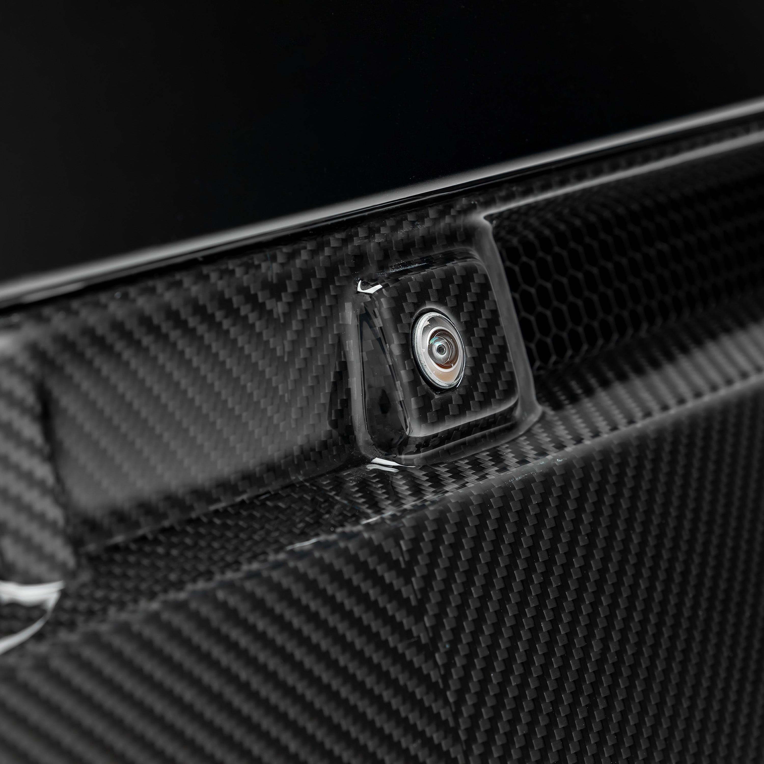 2x2 carbon weave on L460 middle grille with emblem, macro