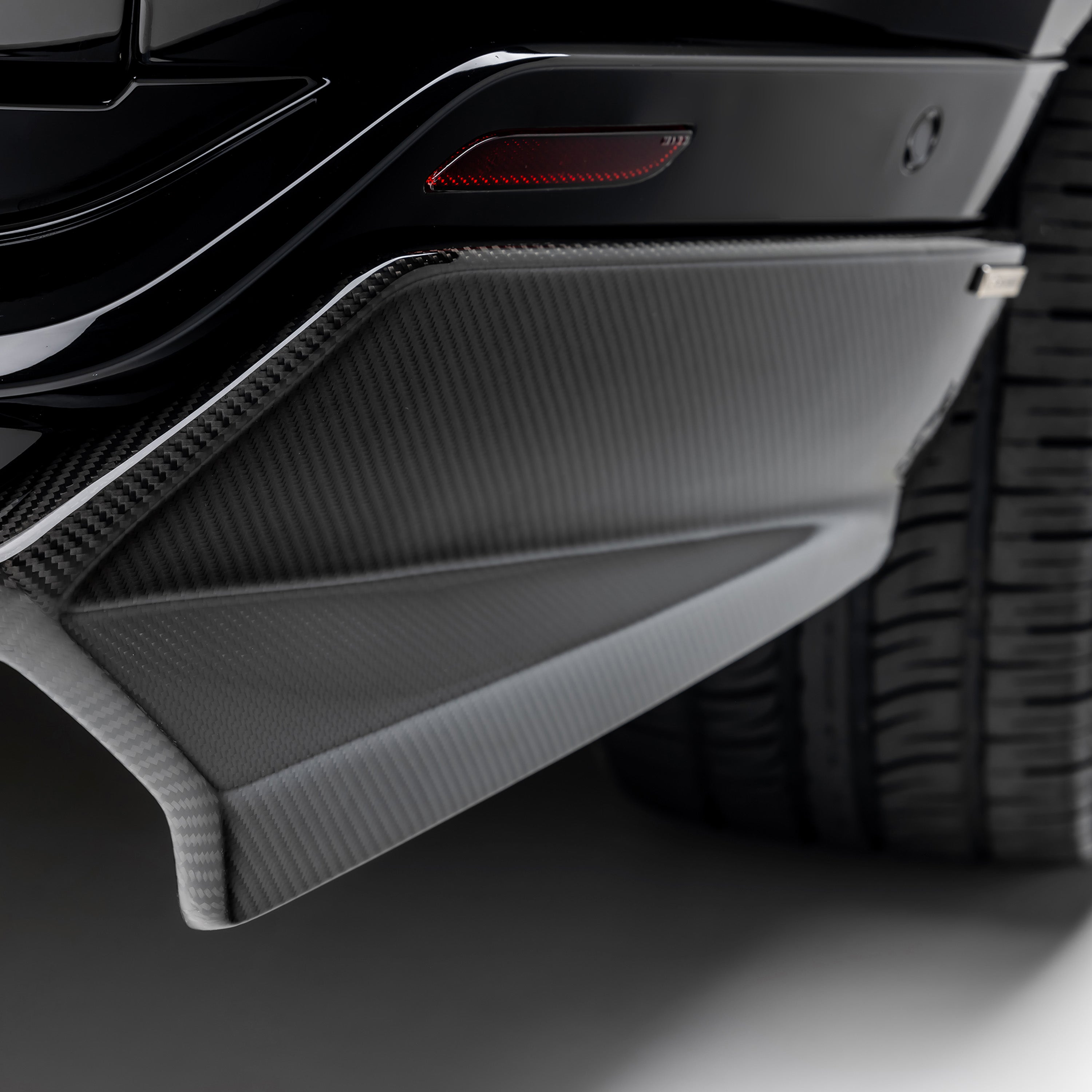 Carbon diffuser side blade on Range Rover L460, angled detail