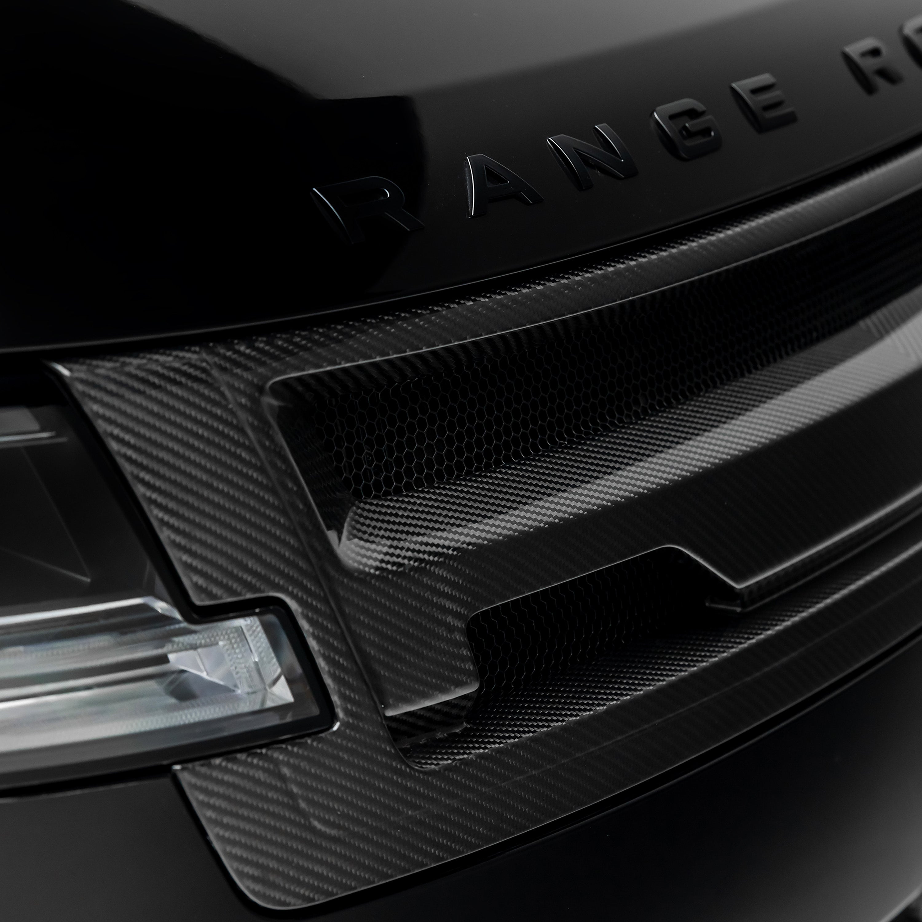 L460 carbon upper grille below Range Rover script, close-up