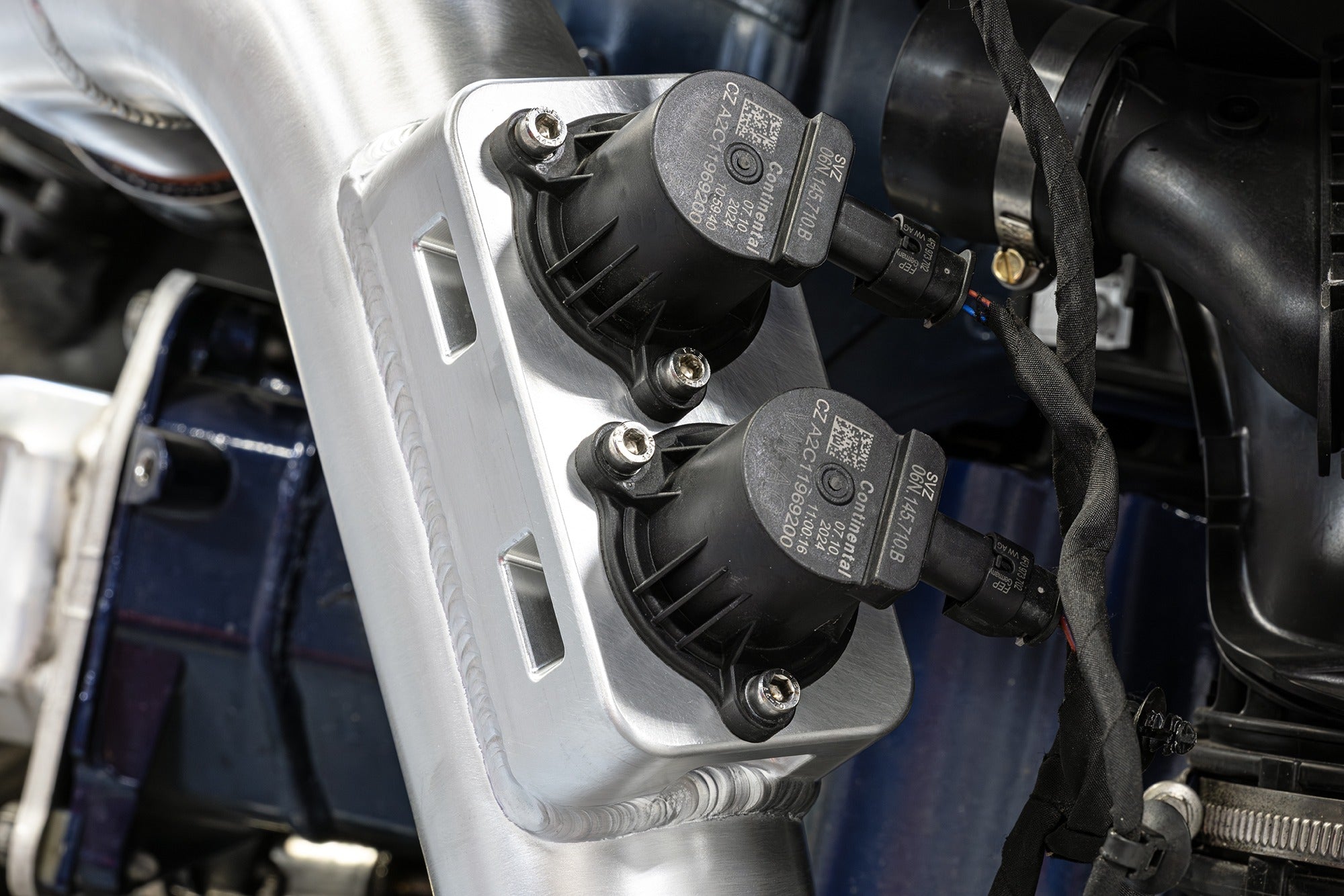 Soul 992.2 Carrera GTS vta charge pipe: close-up of the installed vent valves