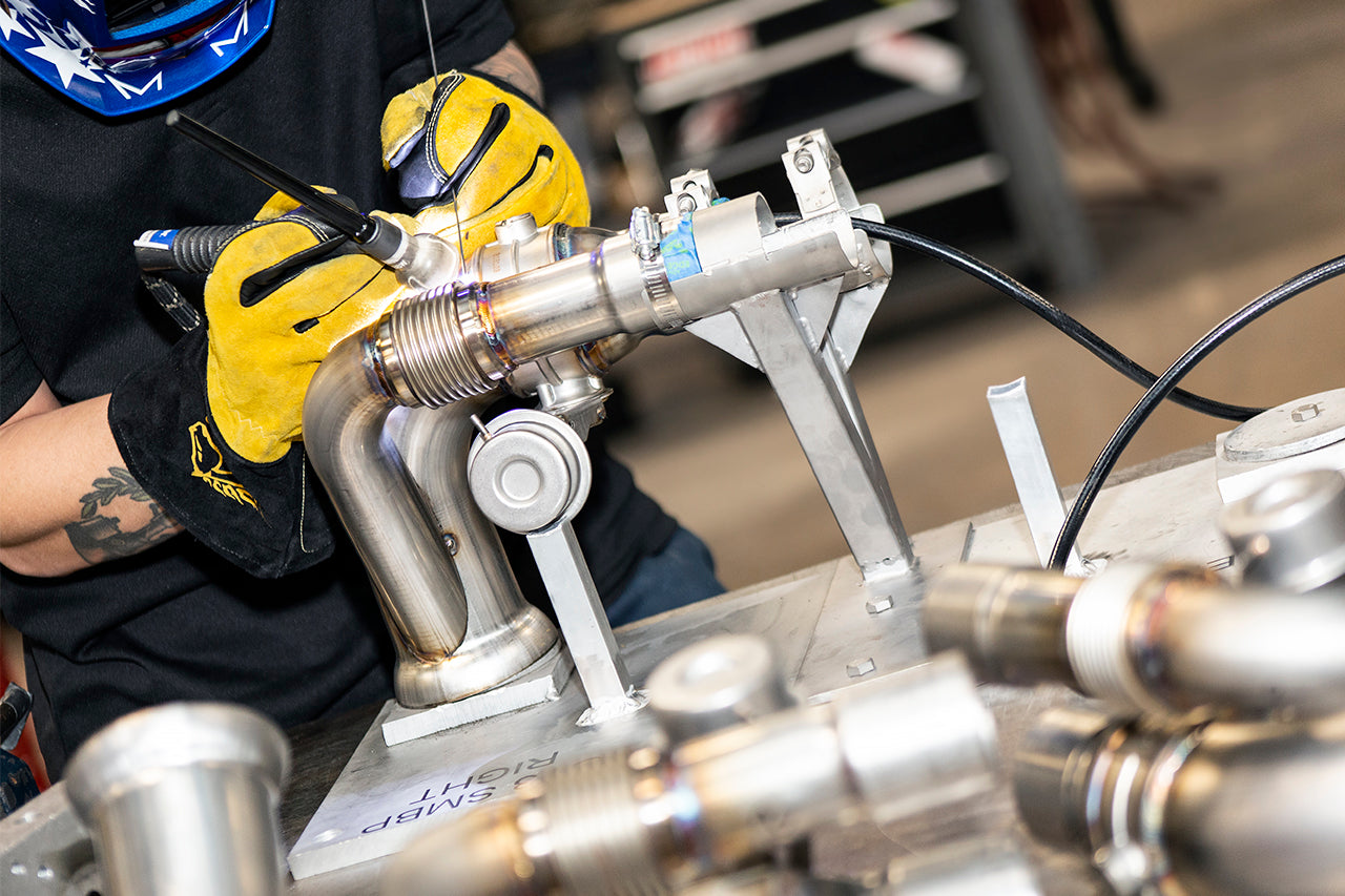 Soul 997 GT3 / GT3 RS valved side muffler bypass pipes: technician fitting a bypass pipe
