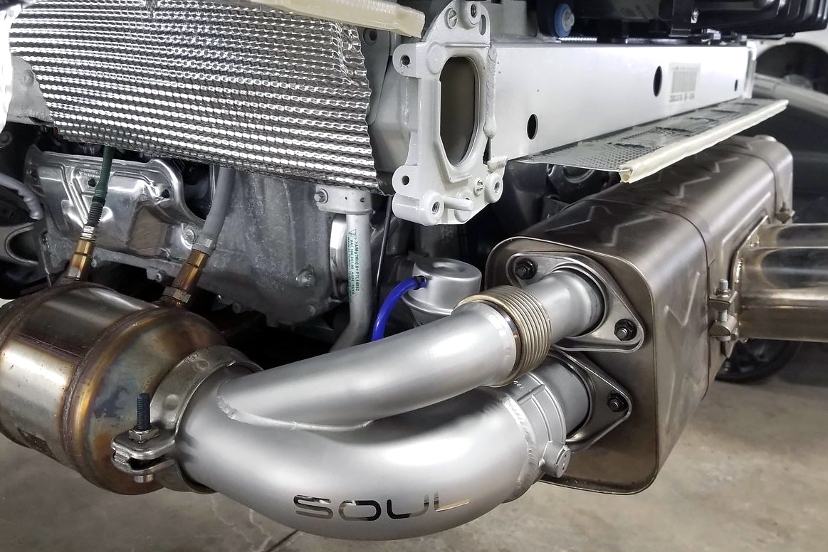 Soul 991 GT3 / GT3 RS valved side muffler bypass pipes: valved bypass installed, close view