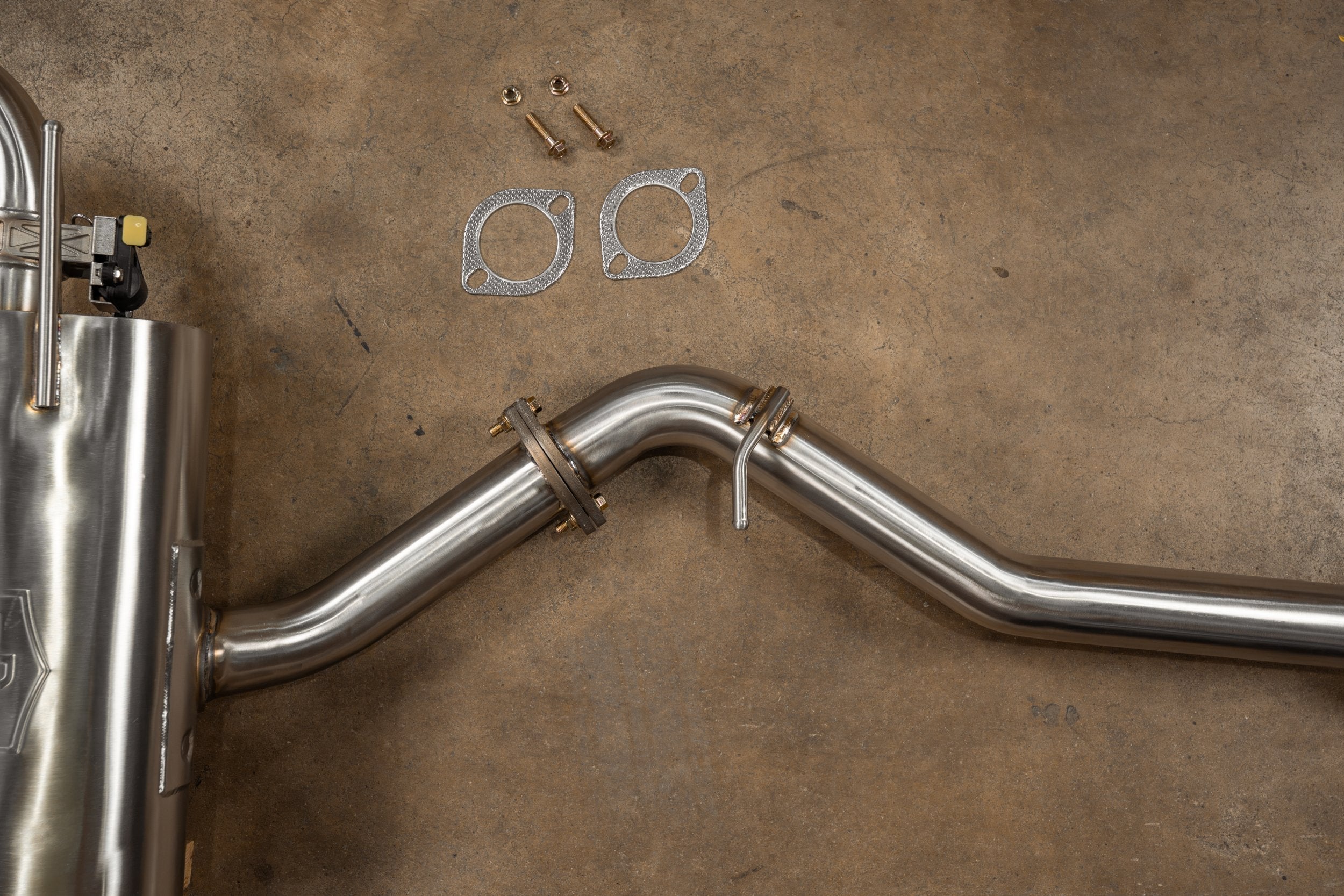 SHUTO mid-pipe bend and bolted flange with gaskets and hardware