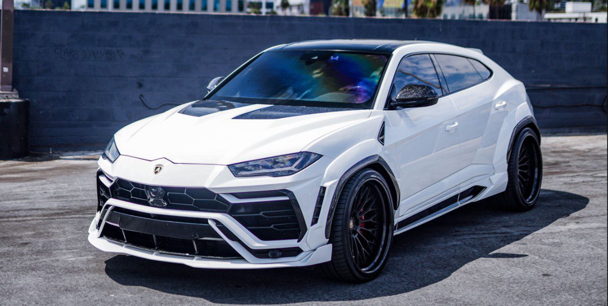 White Urus with carbon front upper lip, front three-quarter
