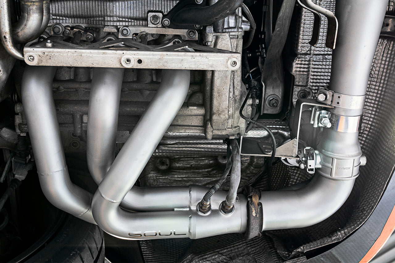 Soul 991 GT3 / GT3 RS competition headers: headers installed beside the engine