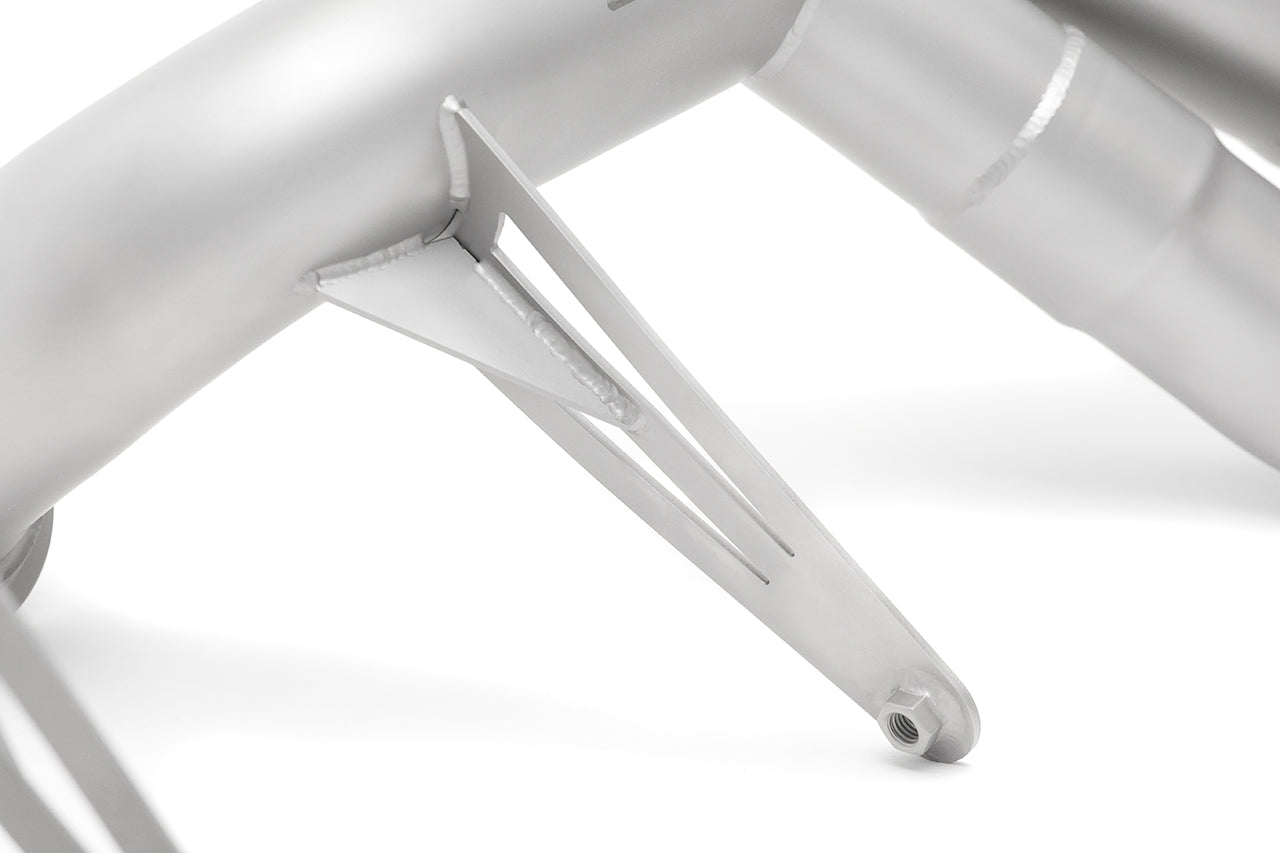 Soul R8 V10 2017-2019 race exhaust system: close-up of the pipe bends and hanger