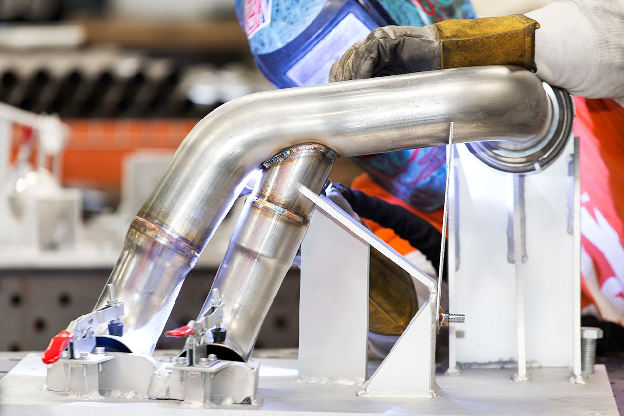 Soul R8 V10 2017-2019 race exhaust system: race exhaust on the build fixture