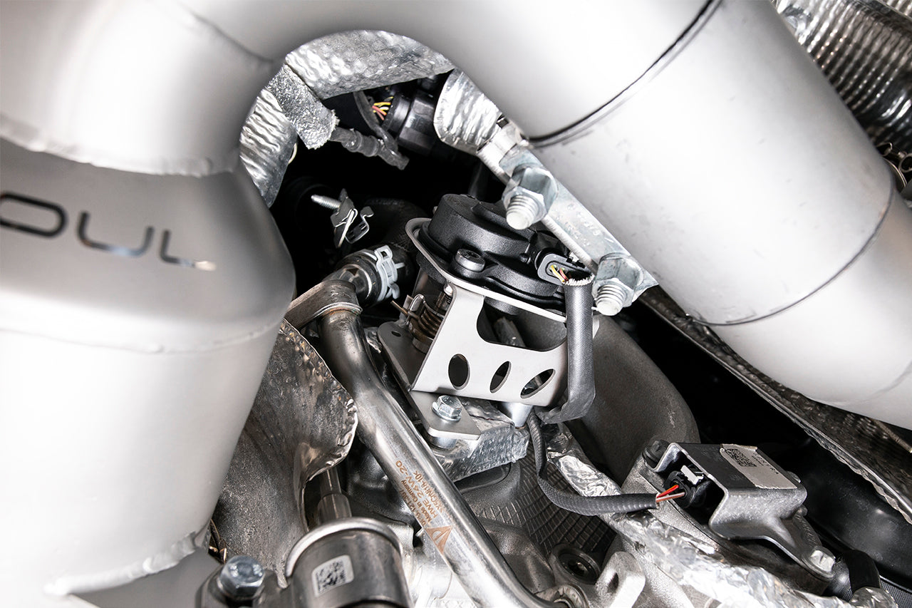 Soul 992.1 Carrera performance exhaust systems: exhaust installed beside the turbo, close view