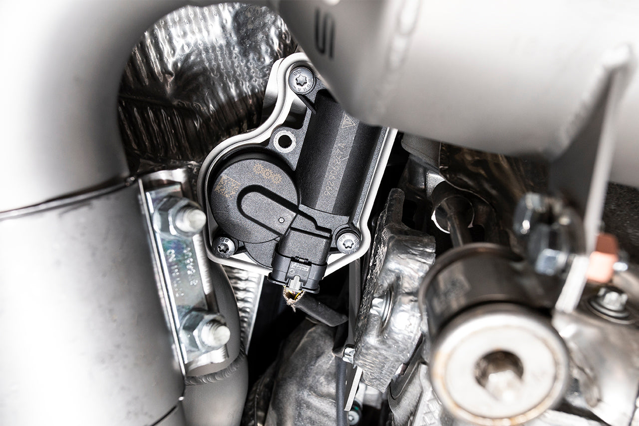 Soul 992 Turbo / Turbo S performance exhaust systems: installed pipework in the engine bay