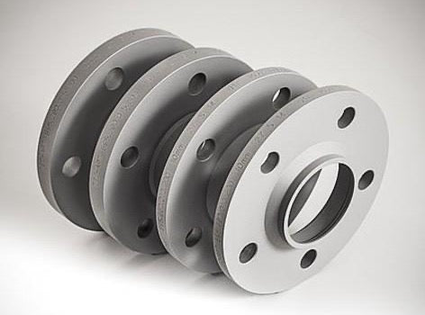 A close up view of TECHART Spacer Sets 7mm Porsche Cayenne