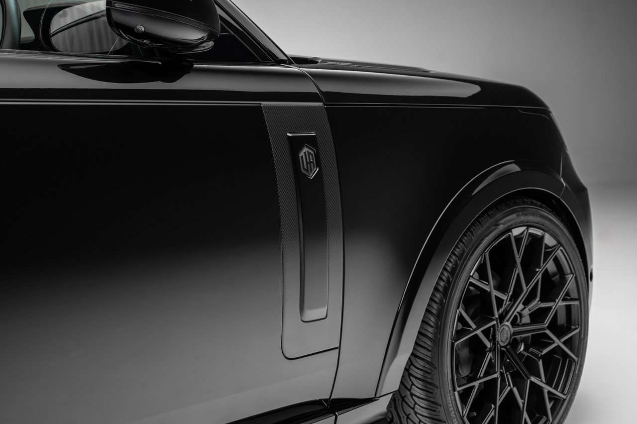 Side view of a black Range Rover L460 with Urban carbon fender accent blades