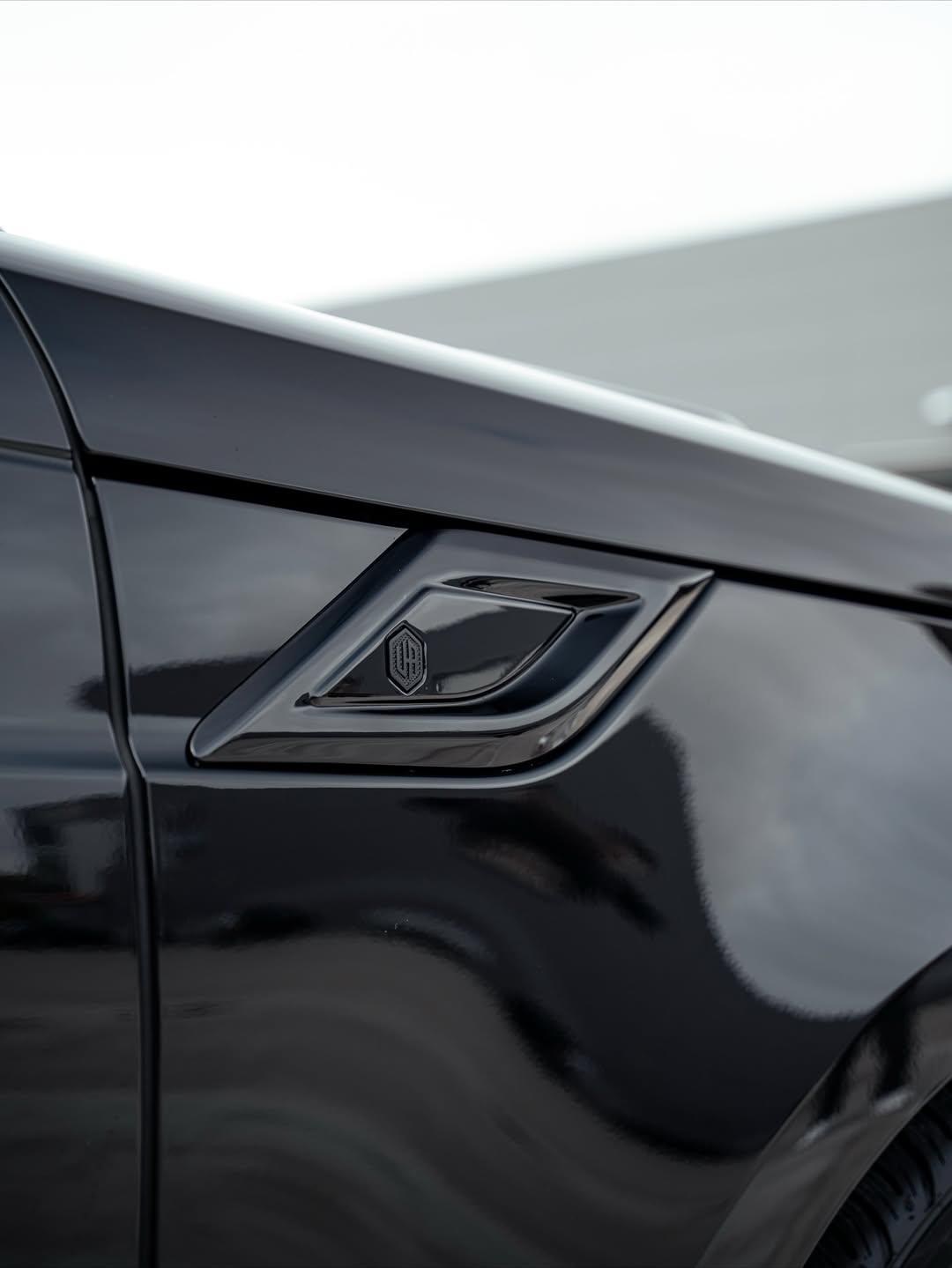 Close-up of the Urban UA carbon fender vent on a Range Rover Sport L461