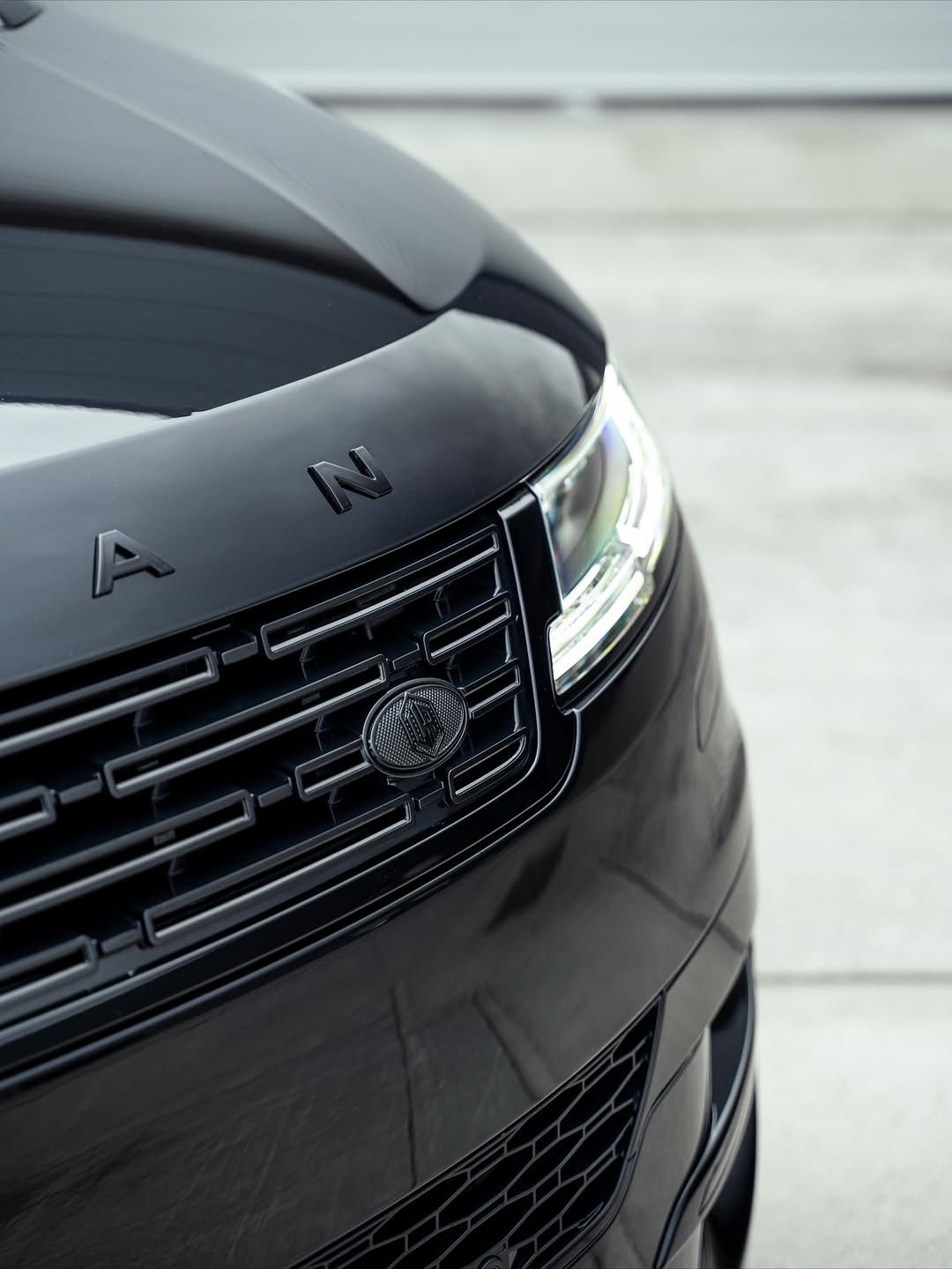 Front close-up of the Urban Aero Kit on a Range Rover Sport L461