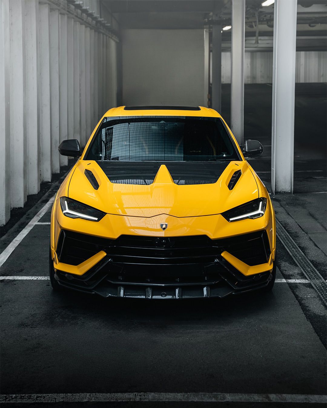 Front of the Urban Widetrack Urus Performante with carbon aero hood