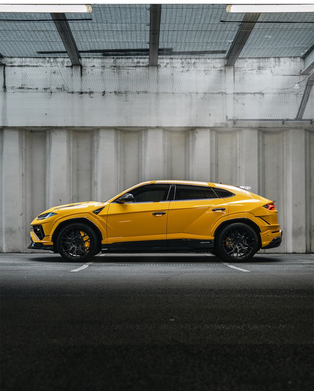 Side profile of the Urban Widetrack Urus Performante