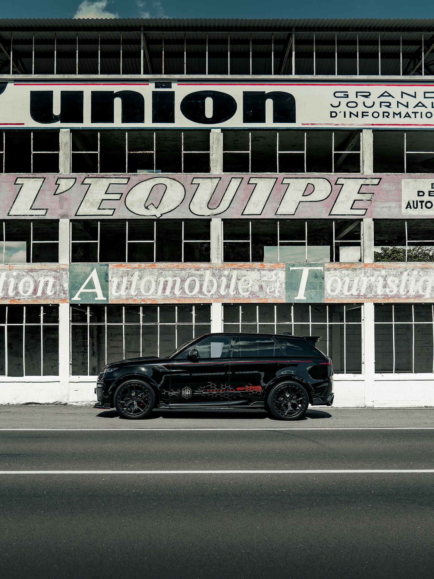 Side profile of the Urban XRS Range Rover Sport L461