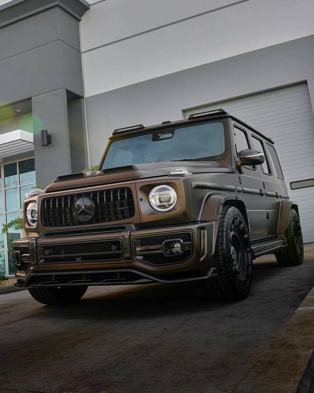Front three-quarter view of the Urban Widetrack G63 W465