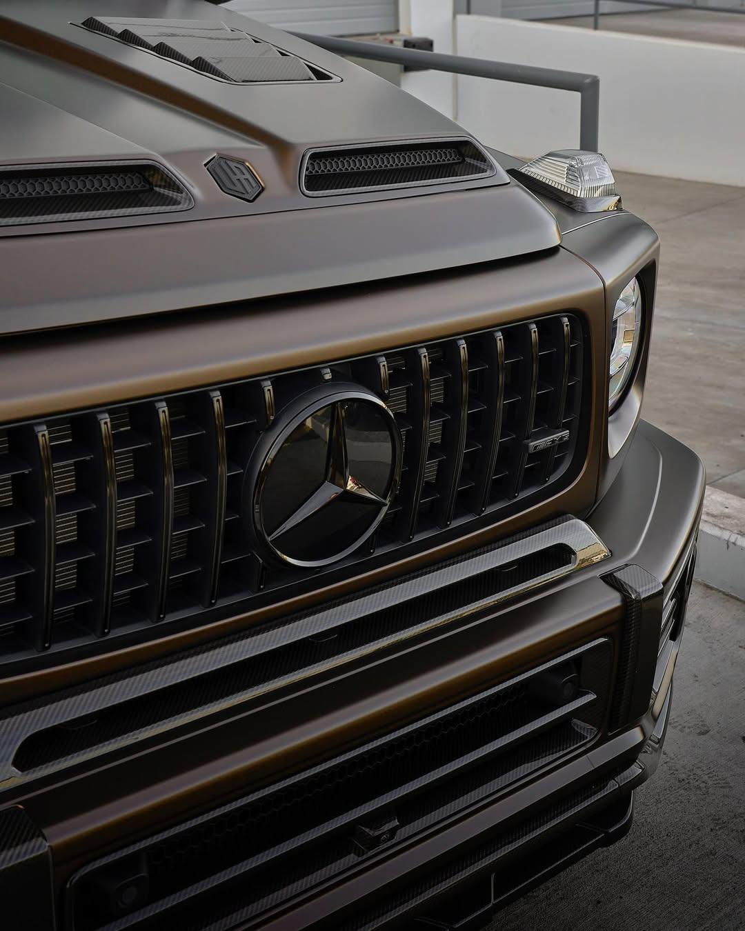 Grille and bullnose hood on the Urban Widetrack G63 W465