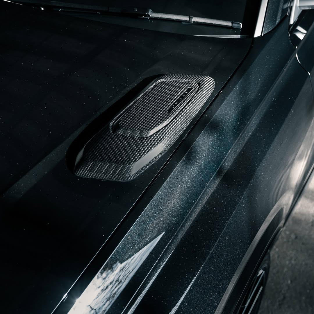 Close-up of the Urban carbon side sill extension on an Audi RS Q8 facelift