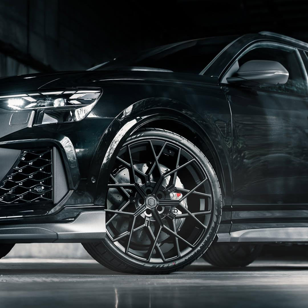 Front close-up of an Audi RS Q8 facelift with the Urban carbon splitter