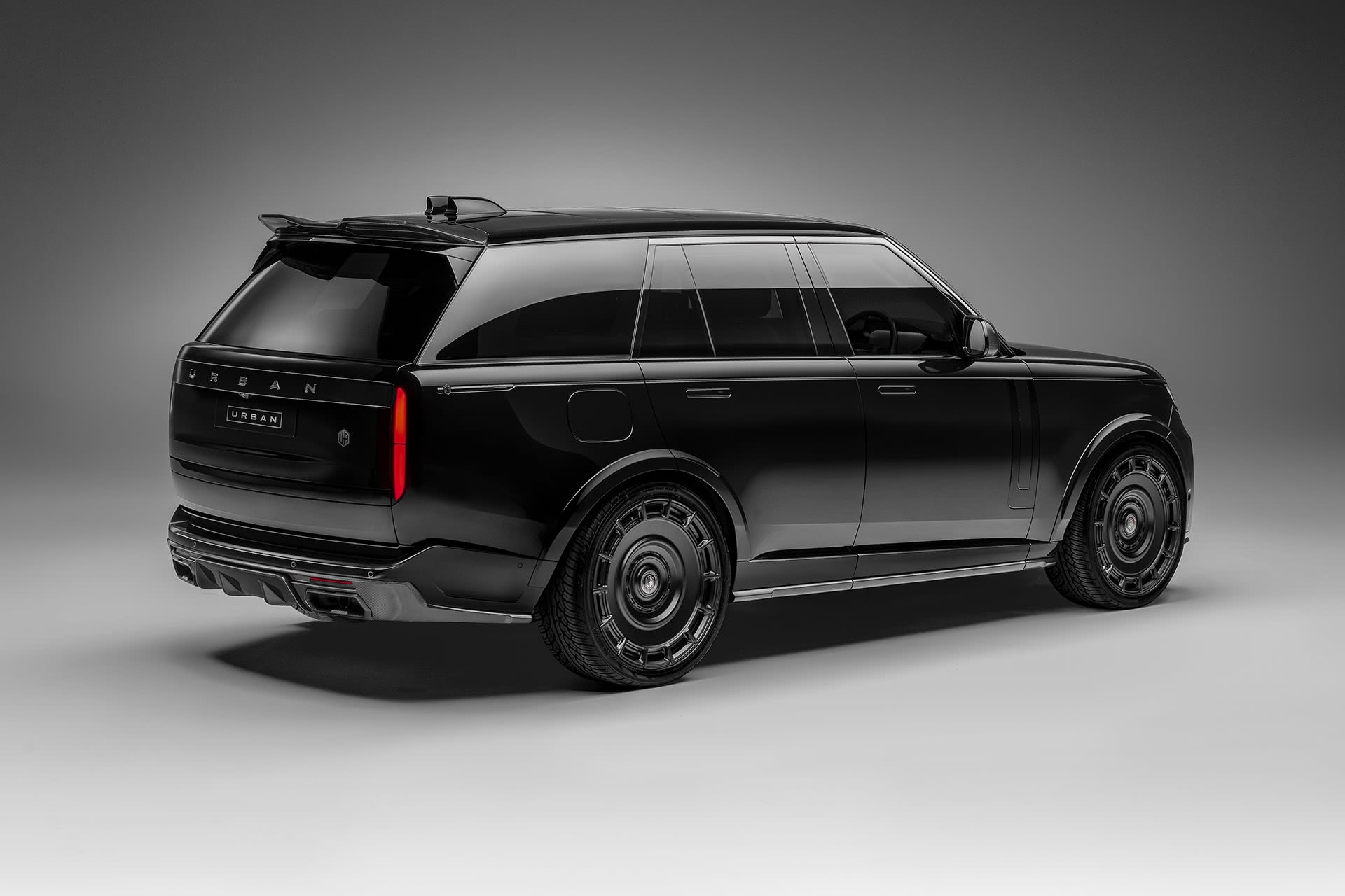 Rear three-quarter view of the Urban Widetrack Range Rover L460 with carbon rear bumper