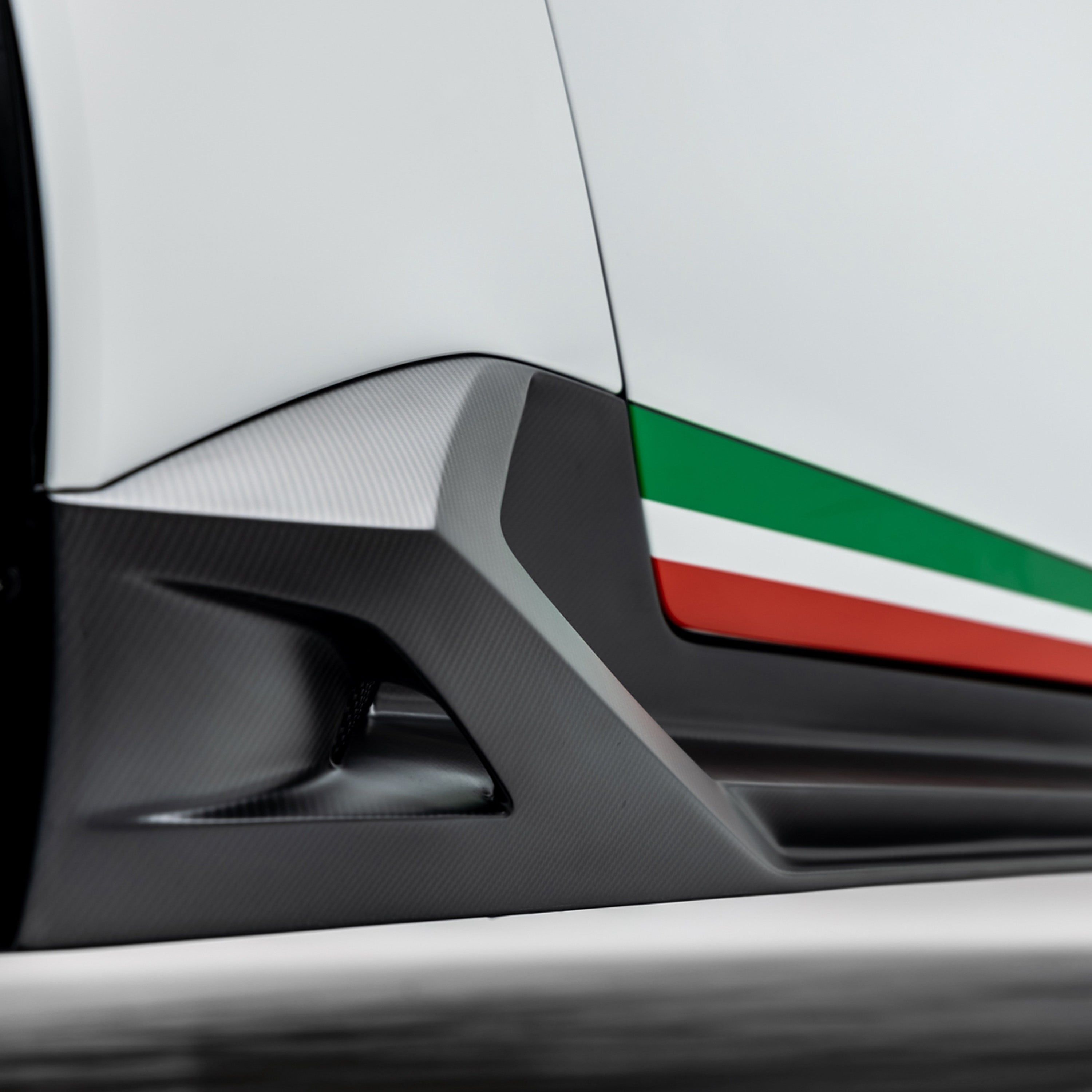 Monza side blade under Italian stripe on Huracan EVO, close-up