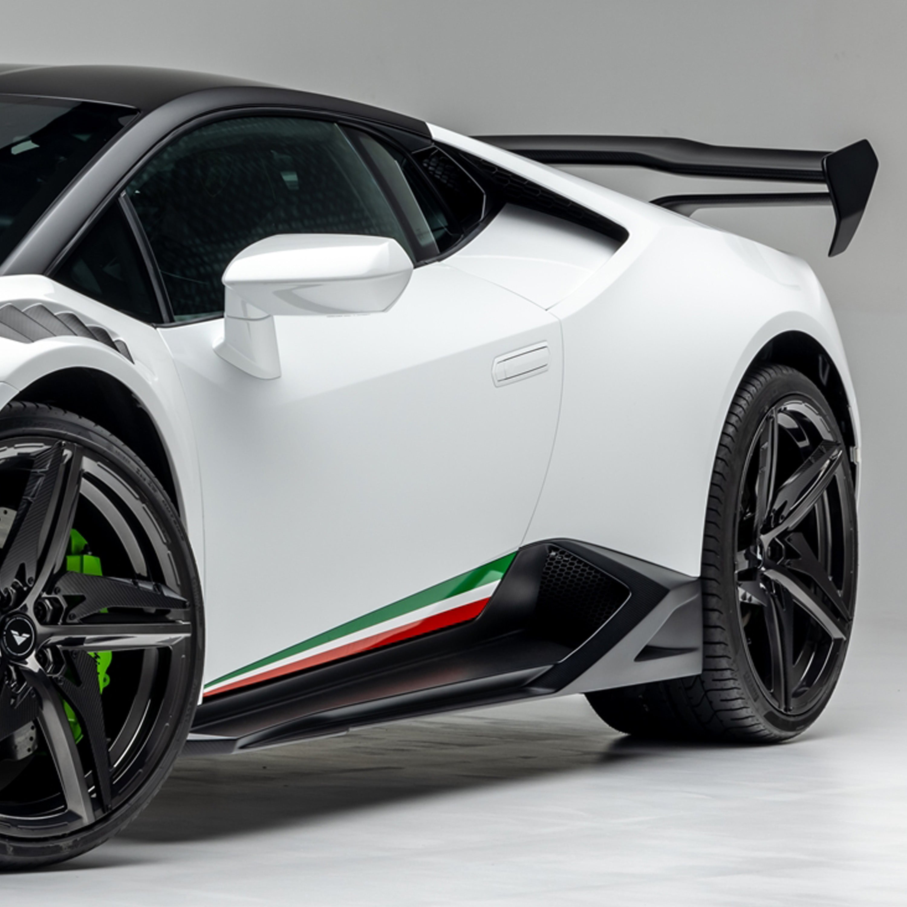 Monza side blade and rear wheel on Huracan EVO, side close-up