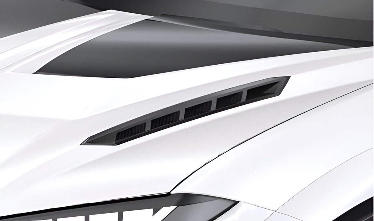 Carbon hood vent insert fitted on a white Urus hood