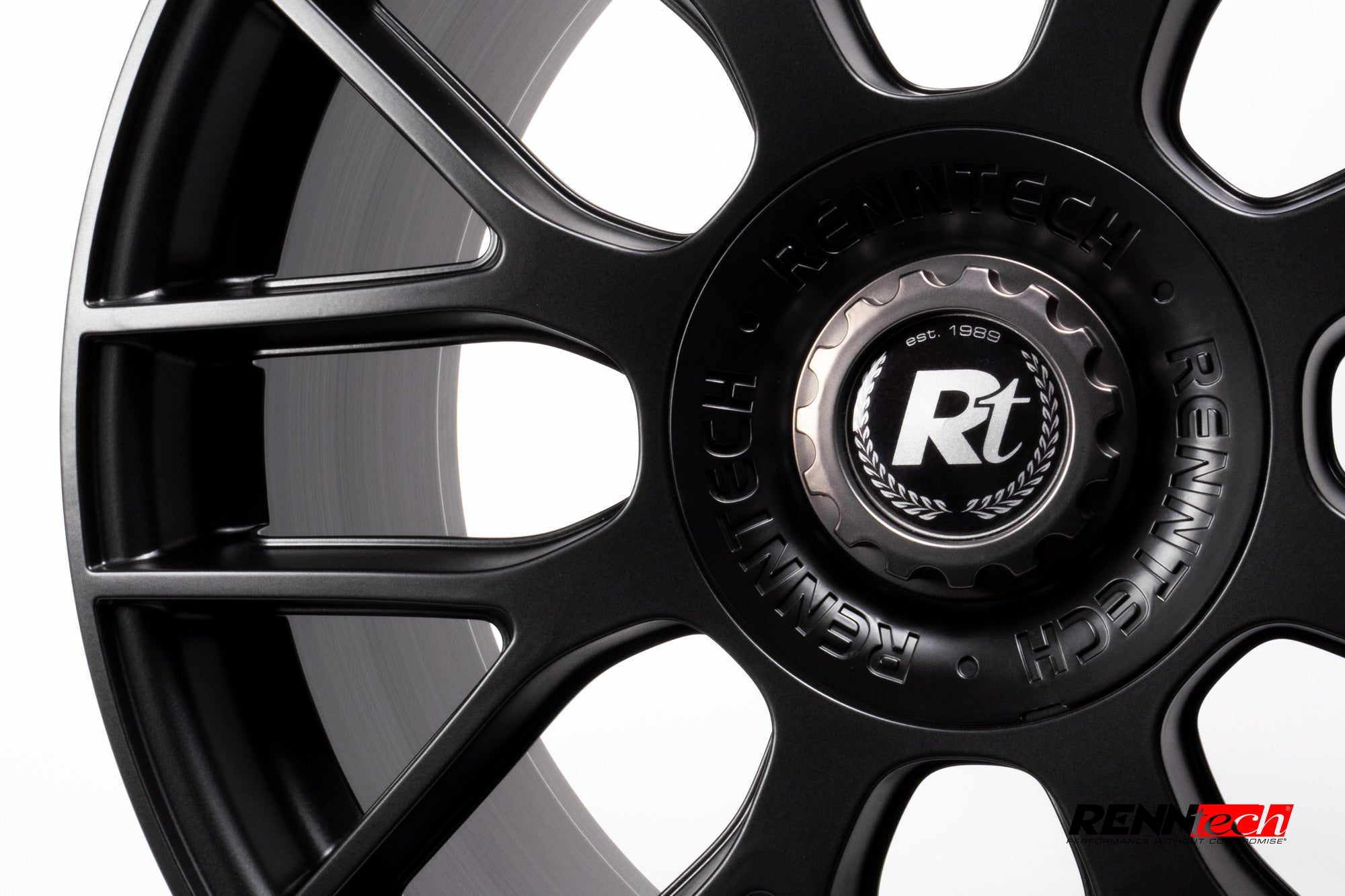 Sport I wheel Rt center cap close up - Sport I 19-inch Wheels for the 2014-2021 CLA-Class