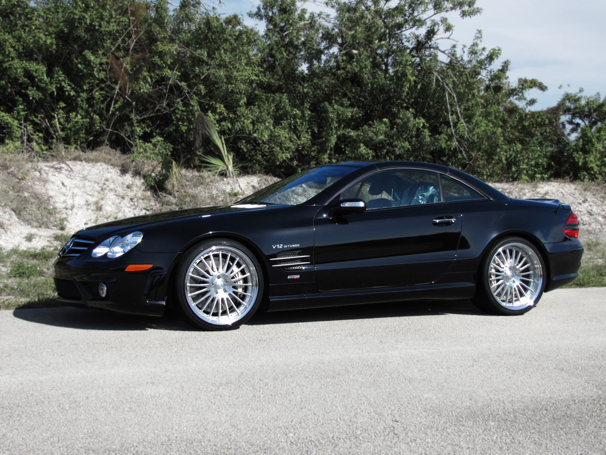Black SL car side view showing the multi-spoke wheels - Multi-Spoke 20/21-inch Wheels for the 2003-2020 SL-Class